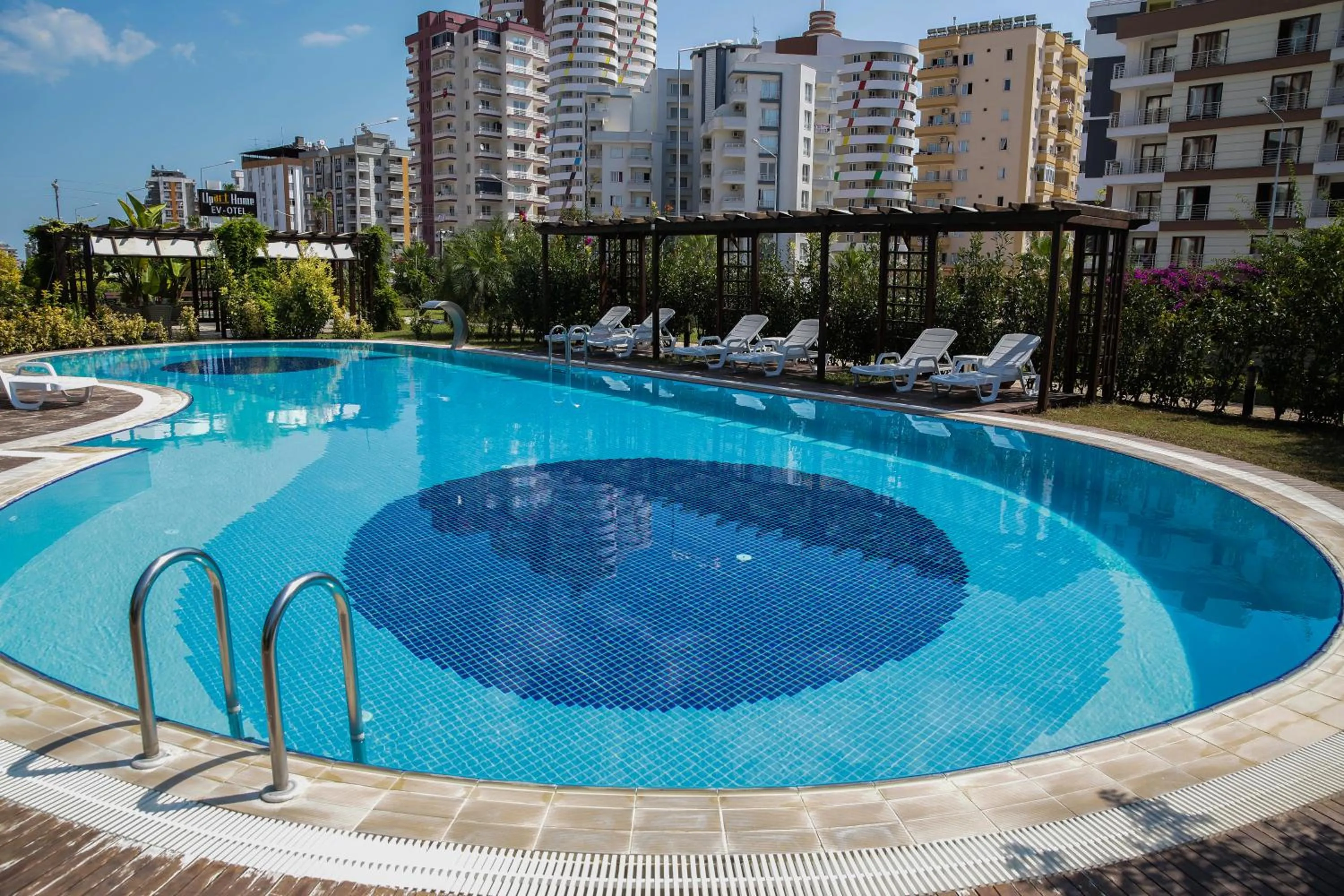 Swimming pool in Upart Home