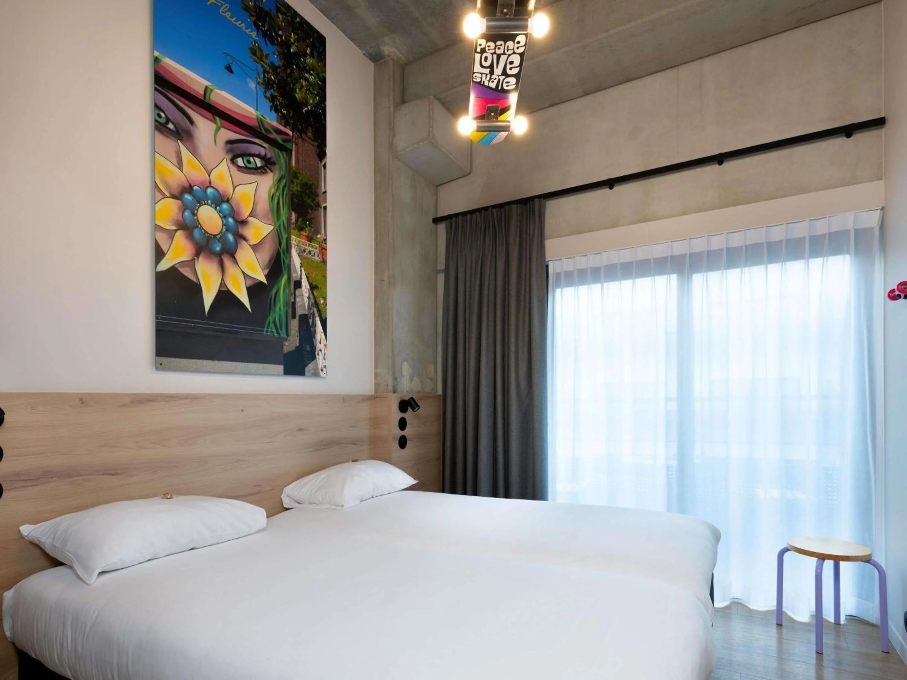 Bedroom, Bed in ibis Styles Namur