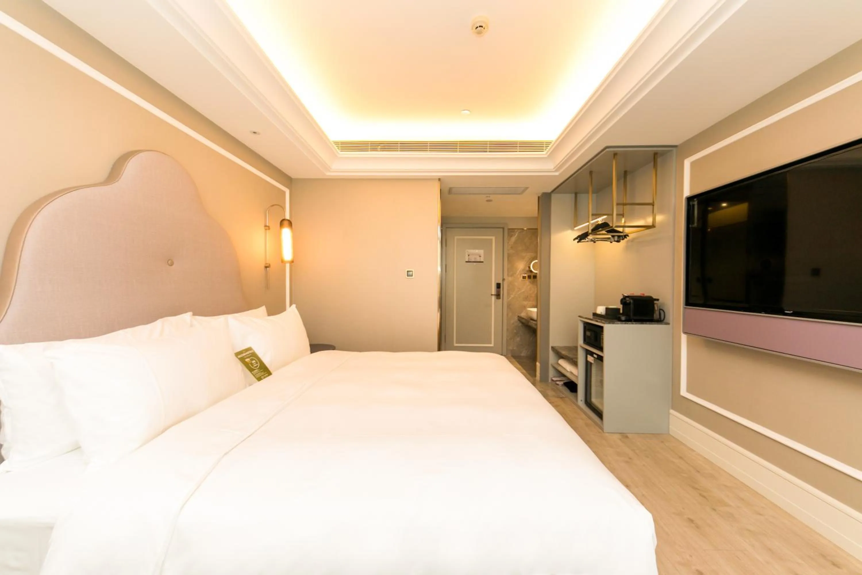 Photo of the whole room, Bed in Mercure Xian City Centre