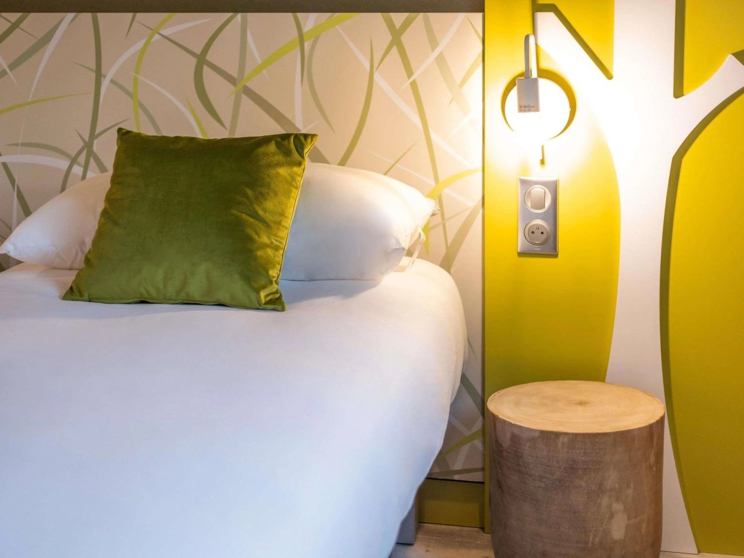 Bedroom, Bed in ibis Styles Contres-Cheverny