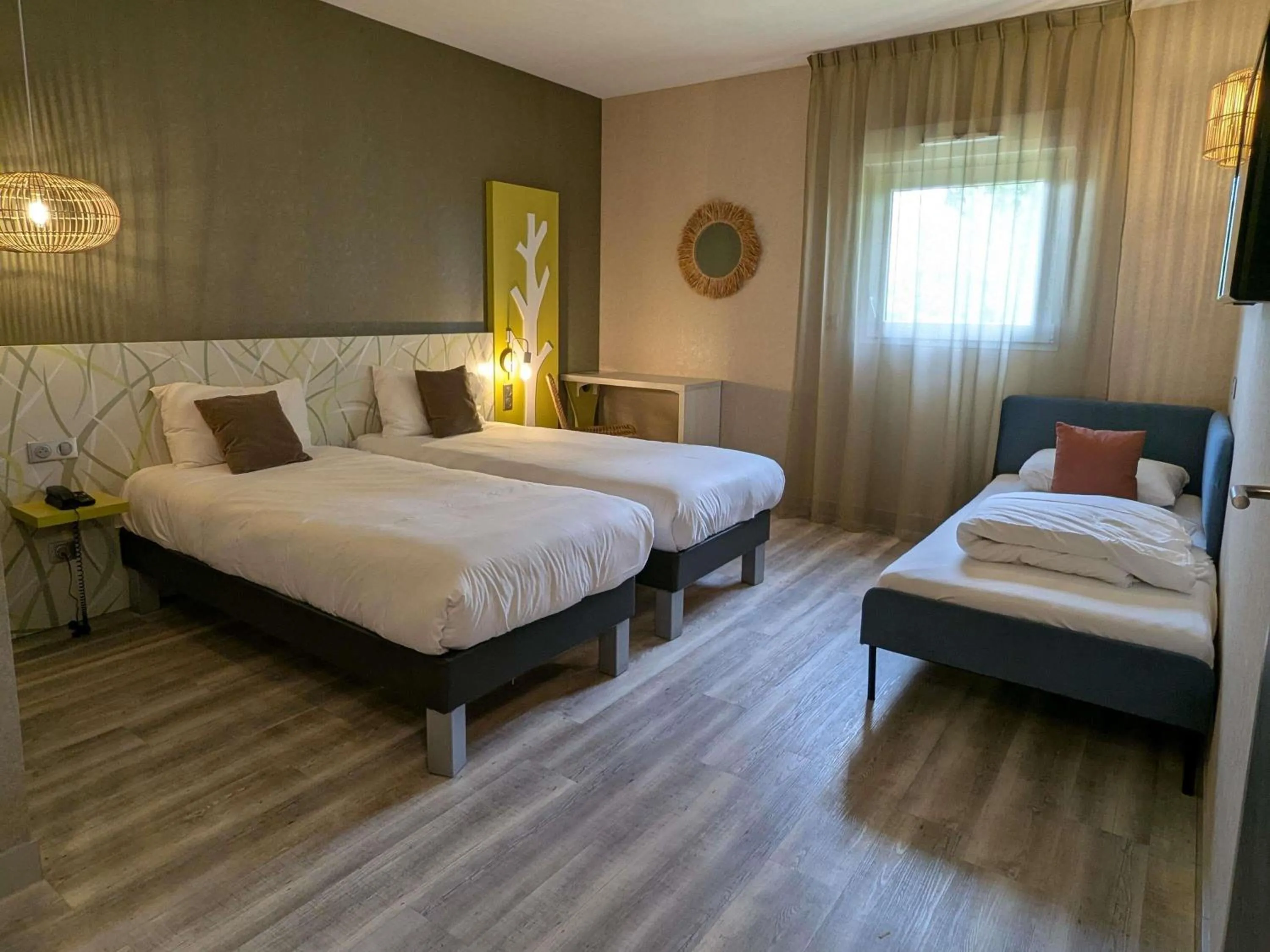 Bedroom, Bed in ibis Styles Contres-Cheverny