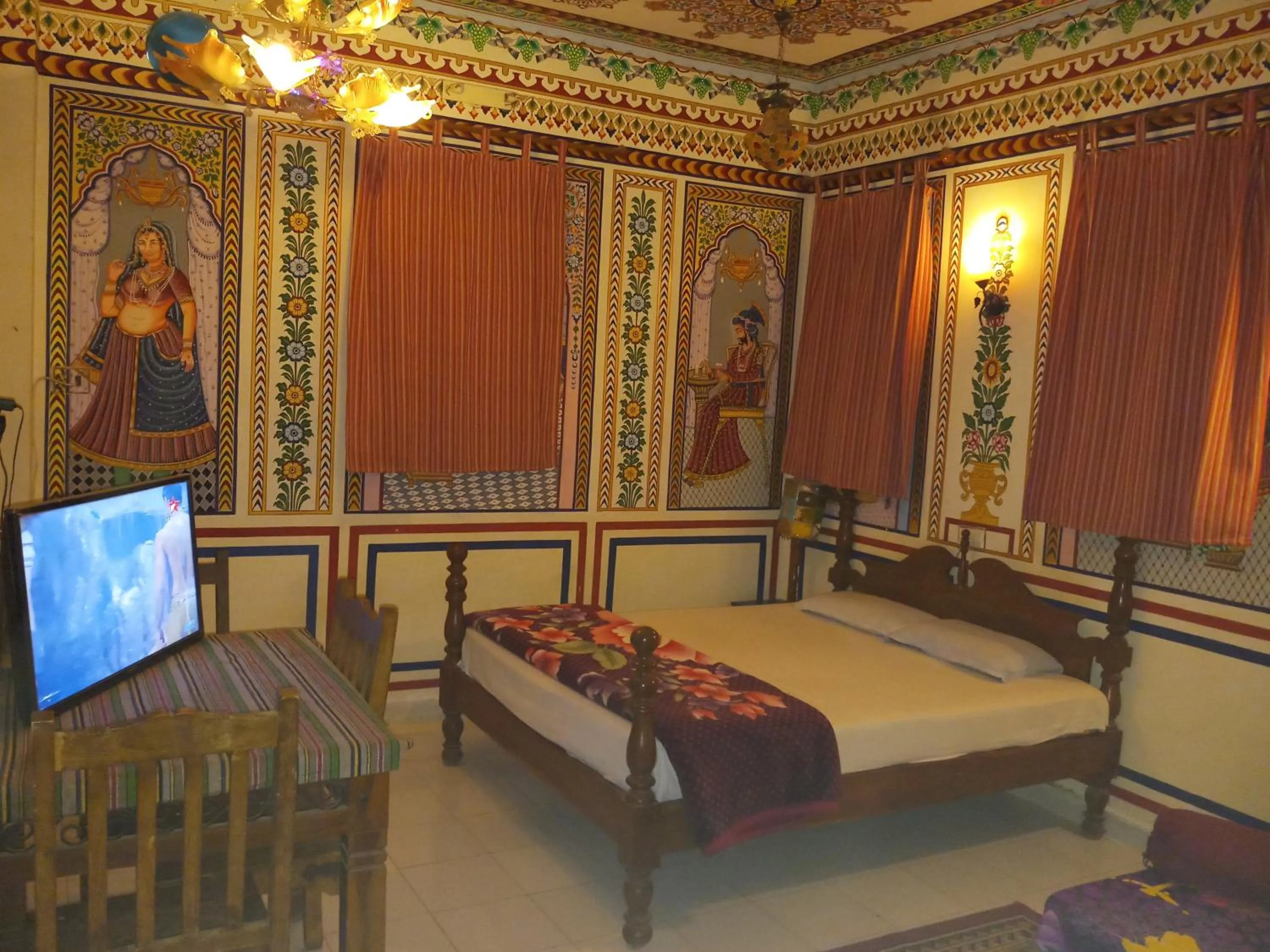 Decorative detail, Bed in Hotel Shekhawati Mandawa