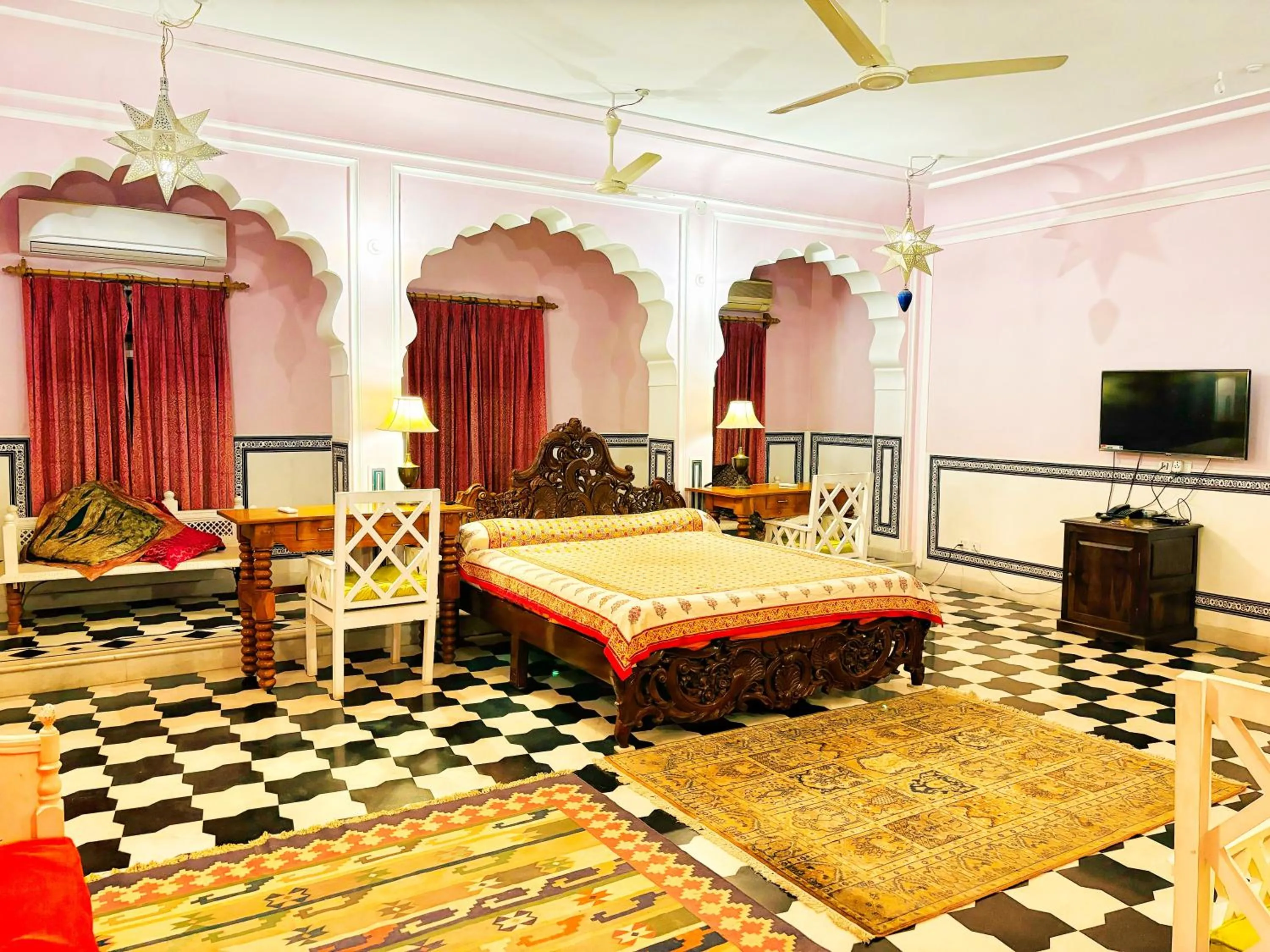 Bed in Saba Haveli