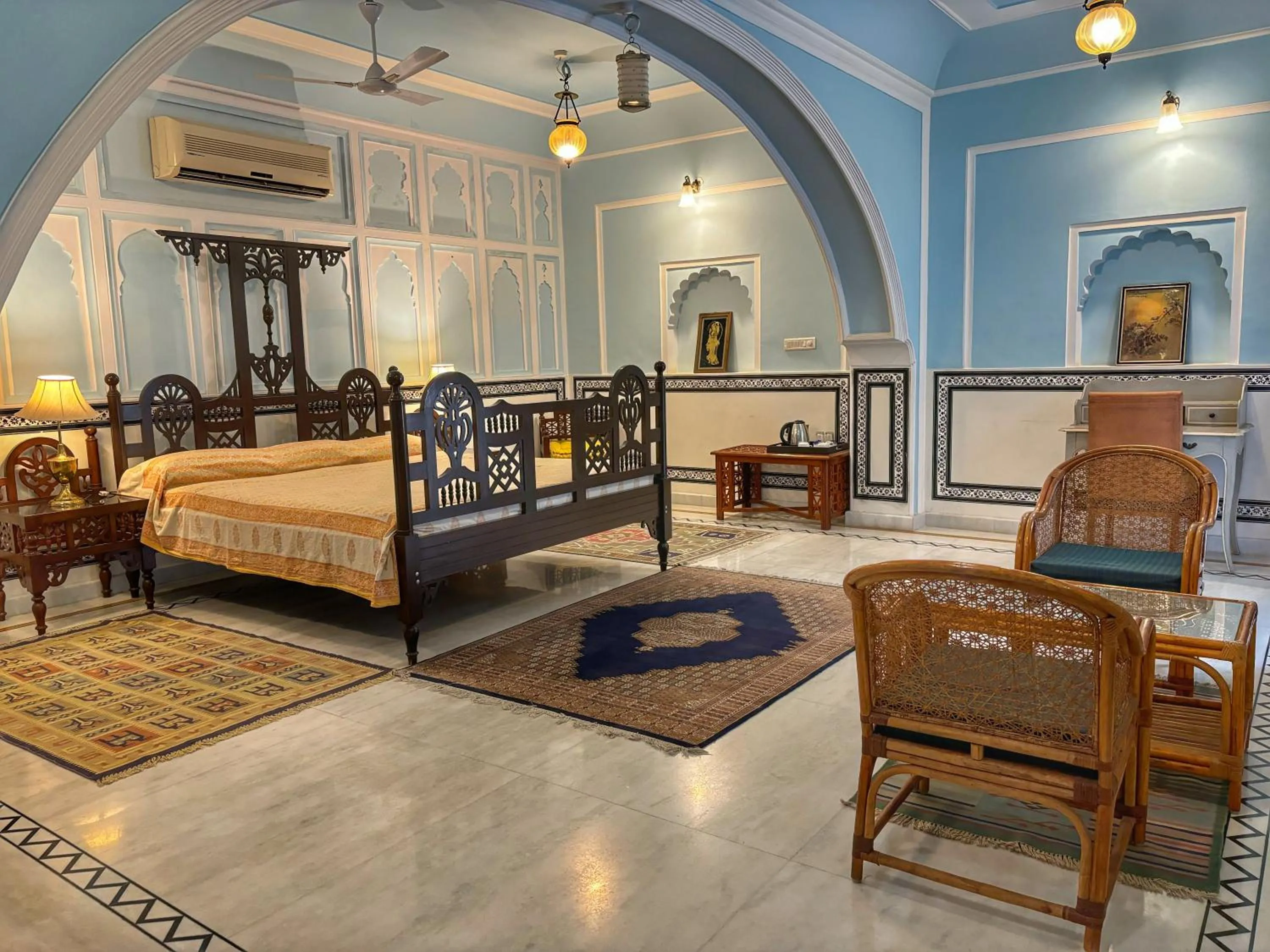 Bed in Saba Haveli