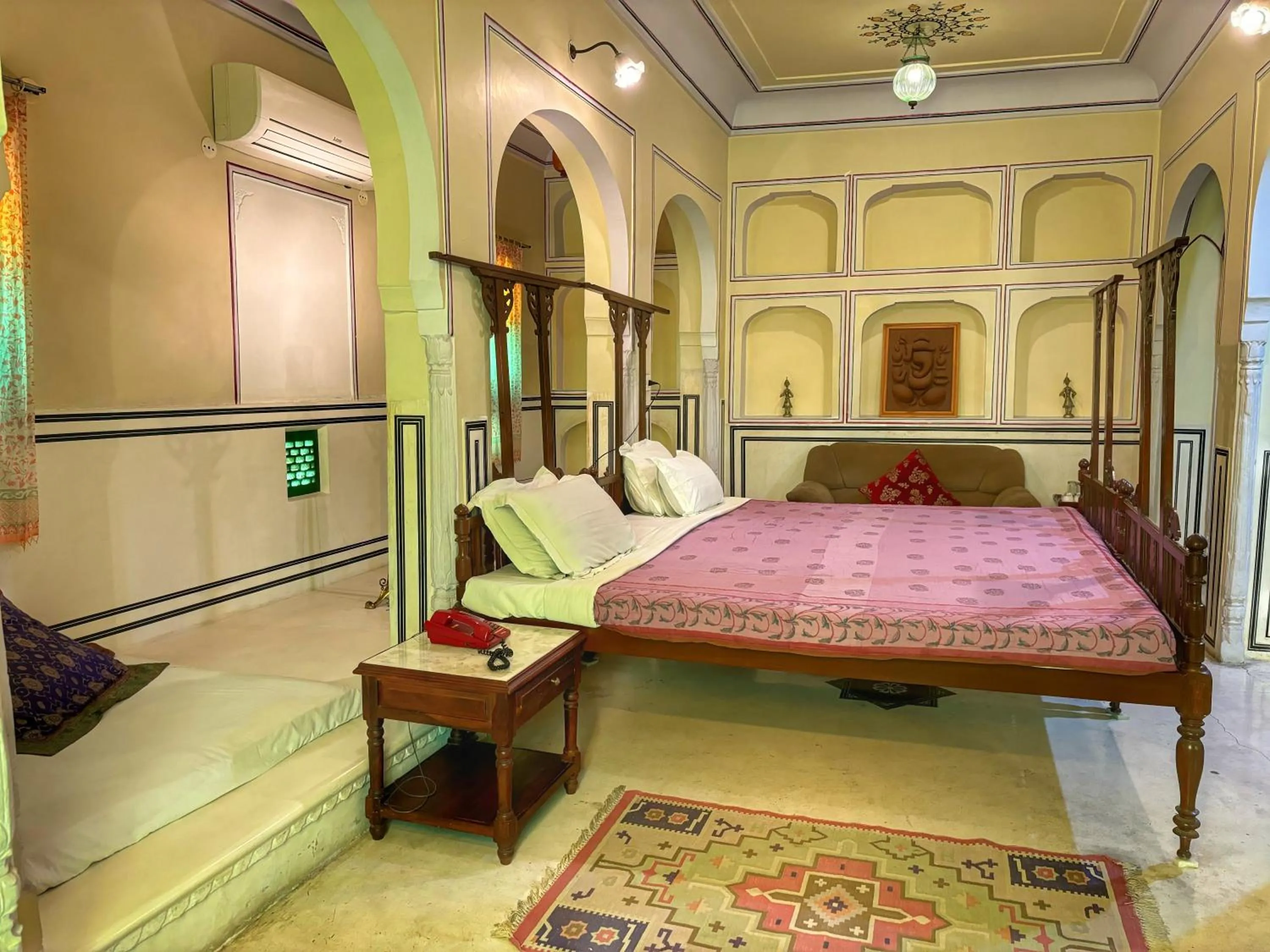 Bed in Saba Haveli
