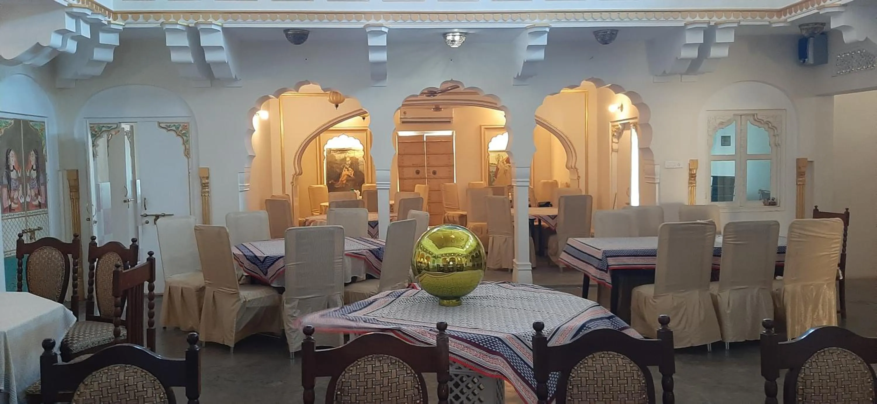 Restaurant/places to eat in Saba Haveli