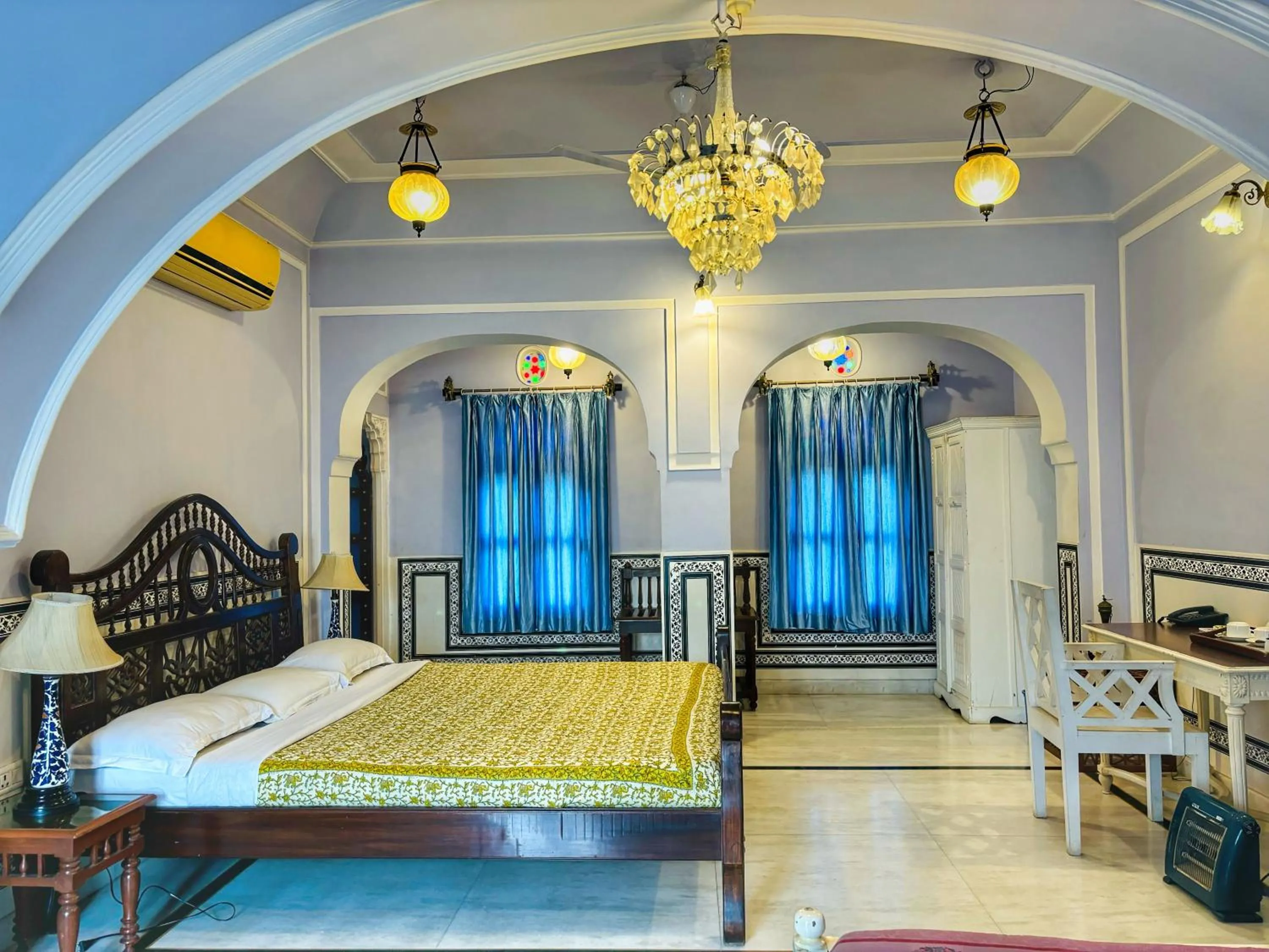 Bed in Saba Haveli