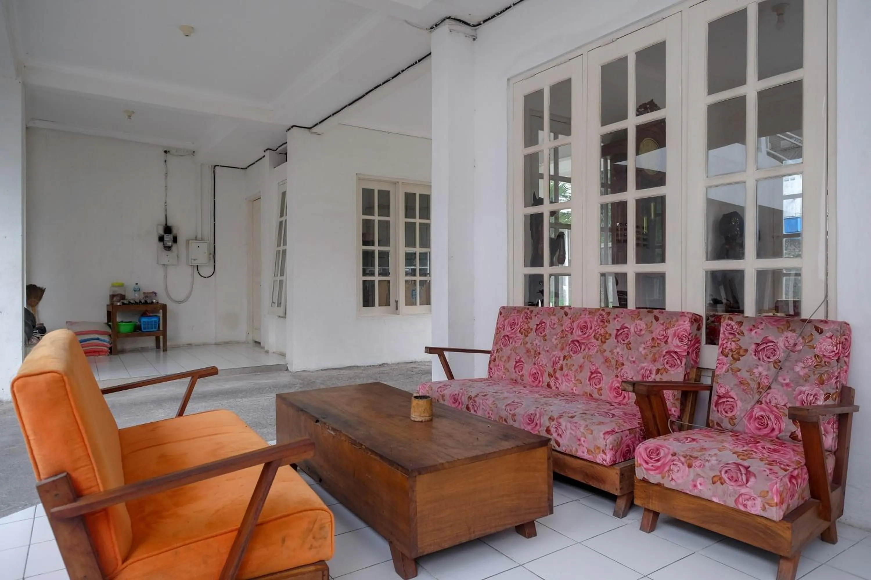 Living room in RedDoorz Plus near UMS Solo