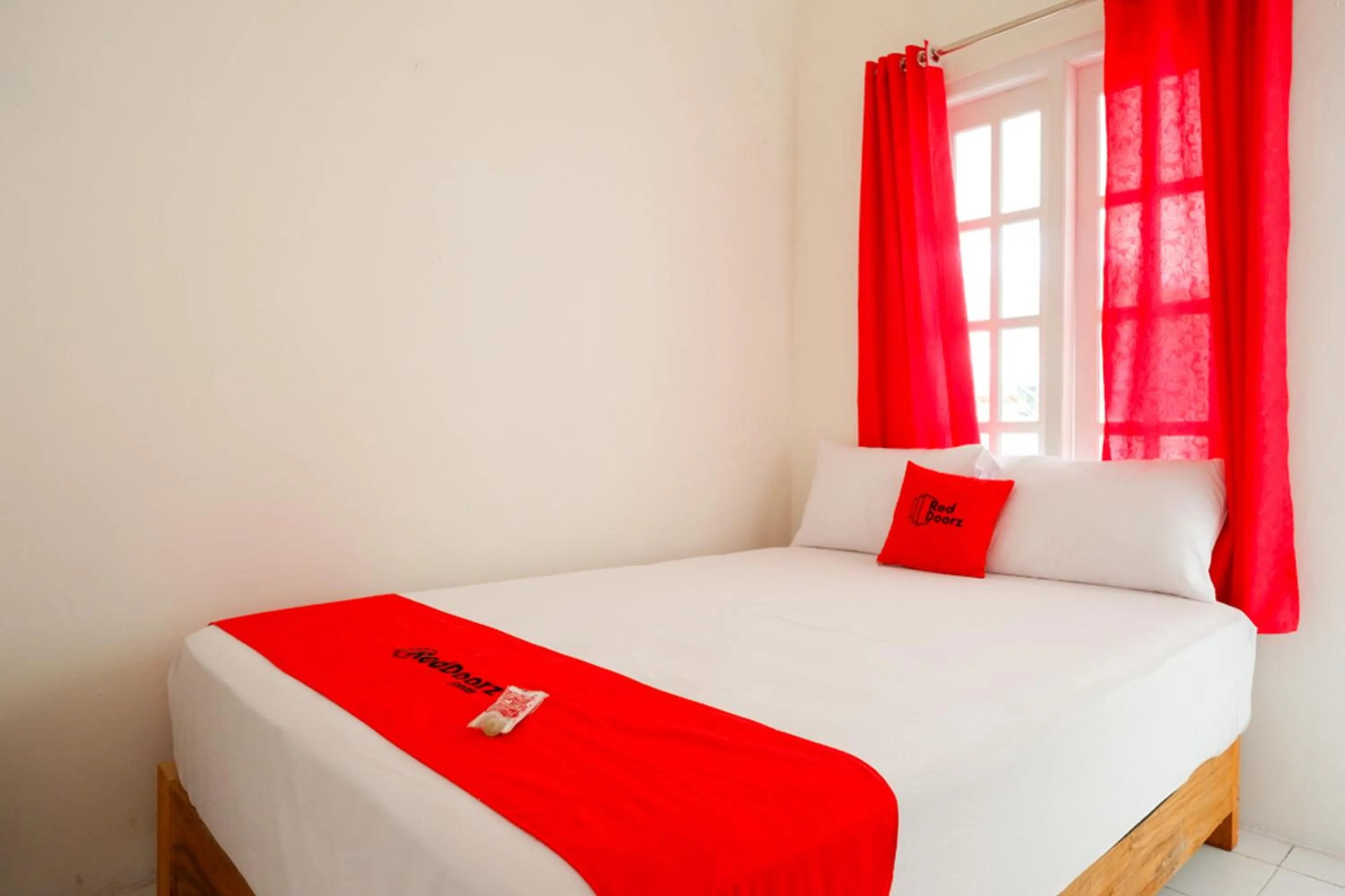 Bedroom, Bed in RedDoorz Plus near UMS Solo