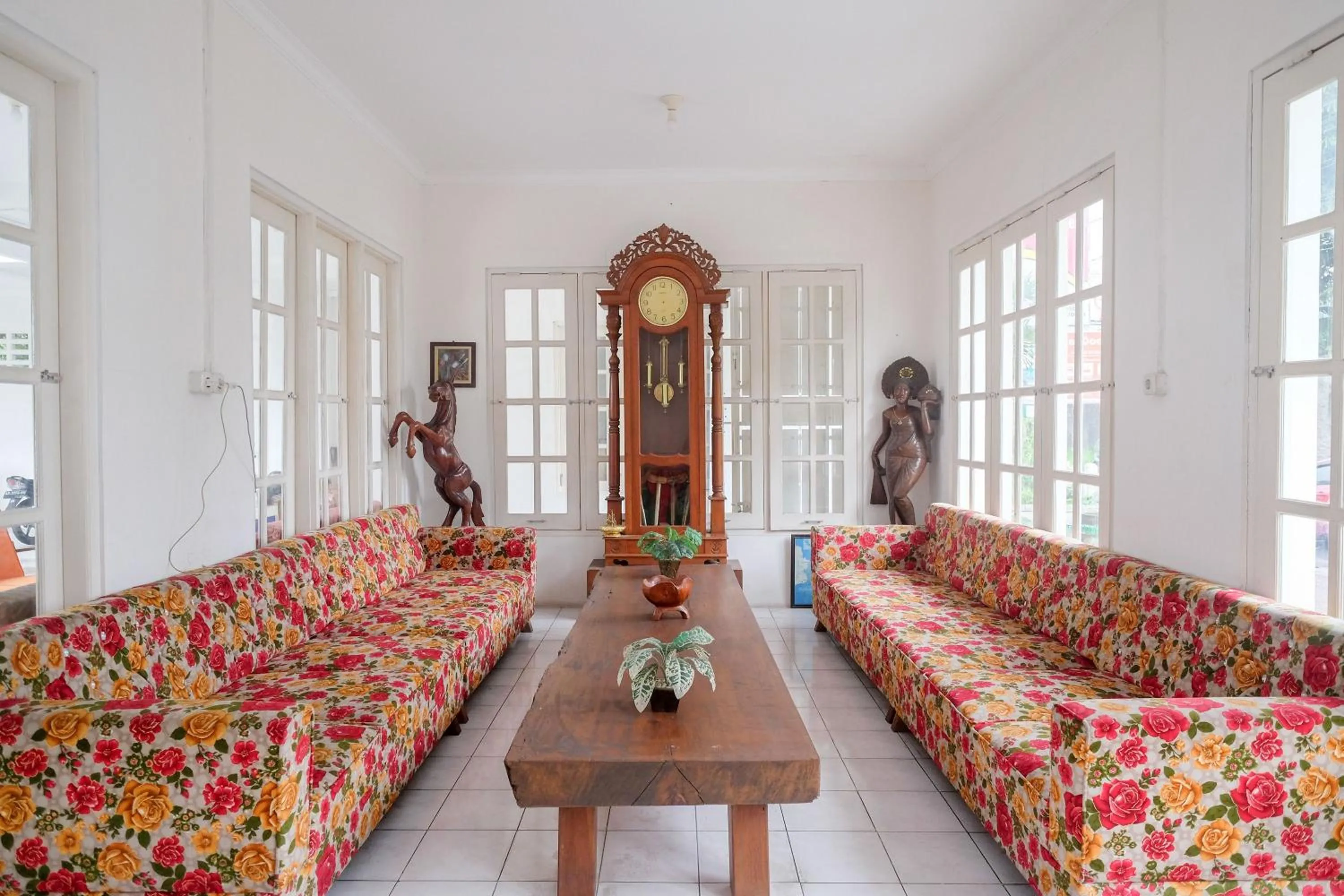 Living room in RedDoorz Plus near UMS Solo