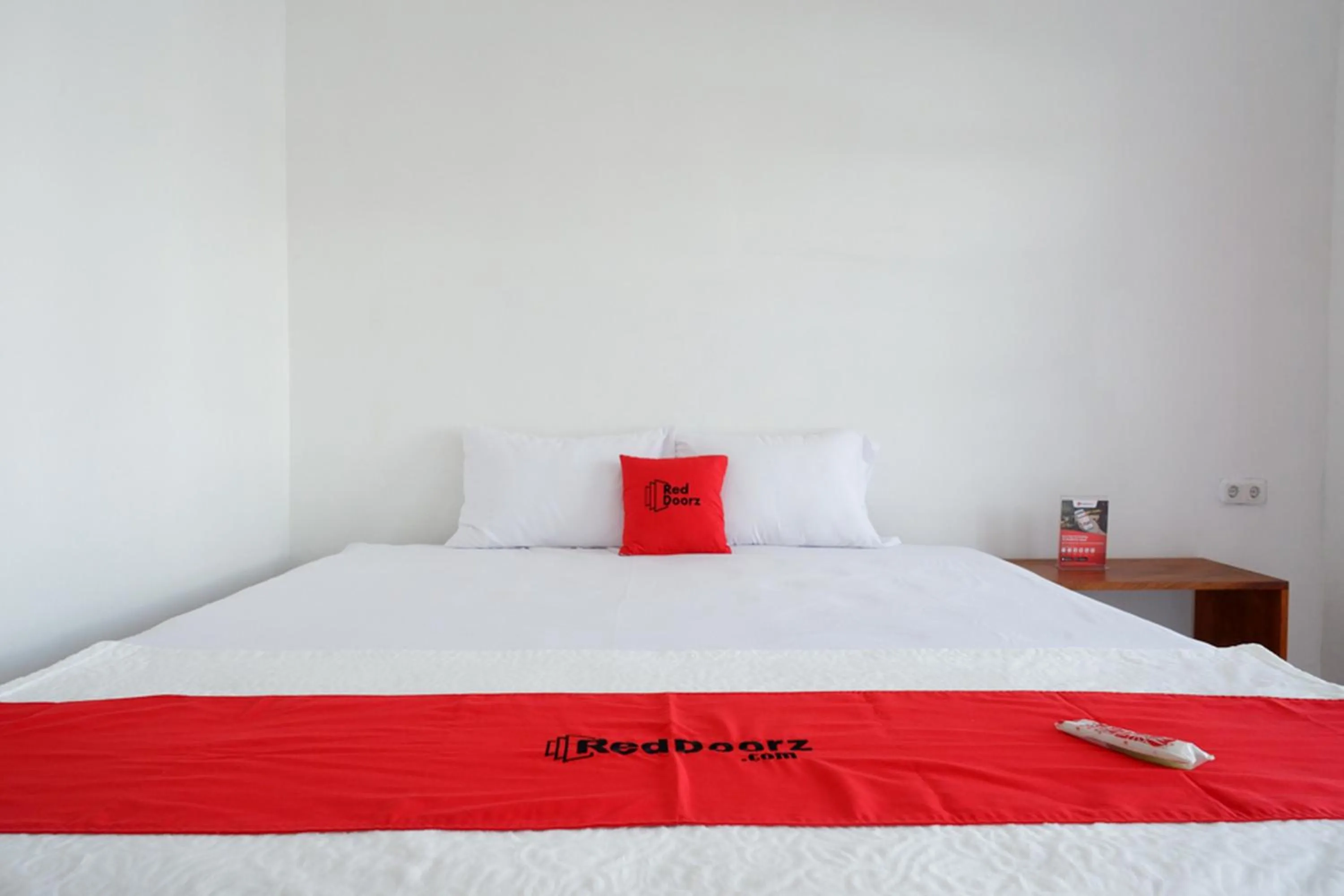 Bedroom, Bed in RedDoorz Plus near UMS Solo