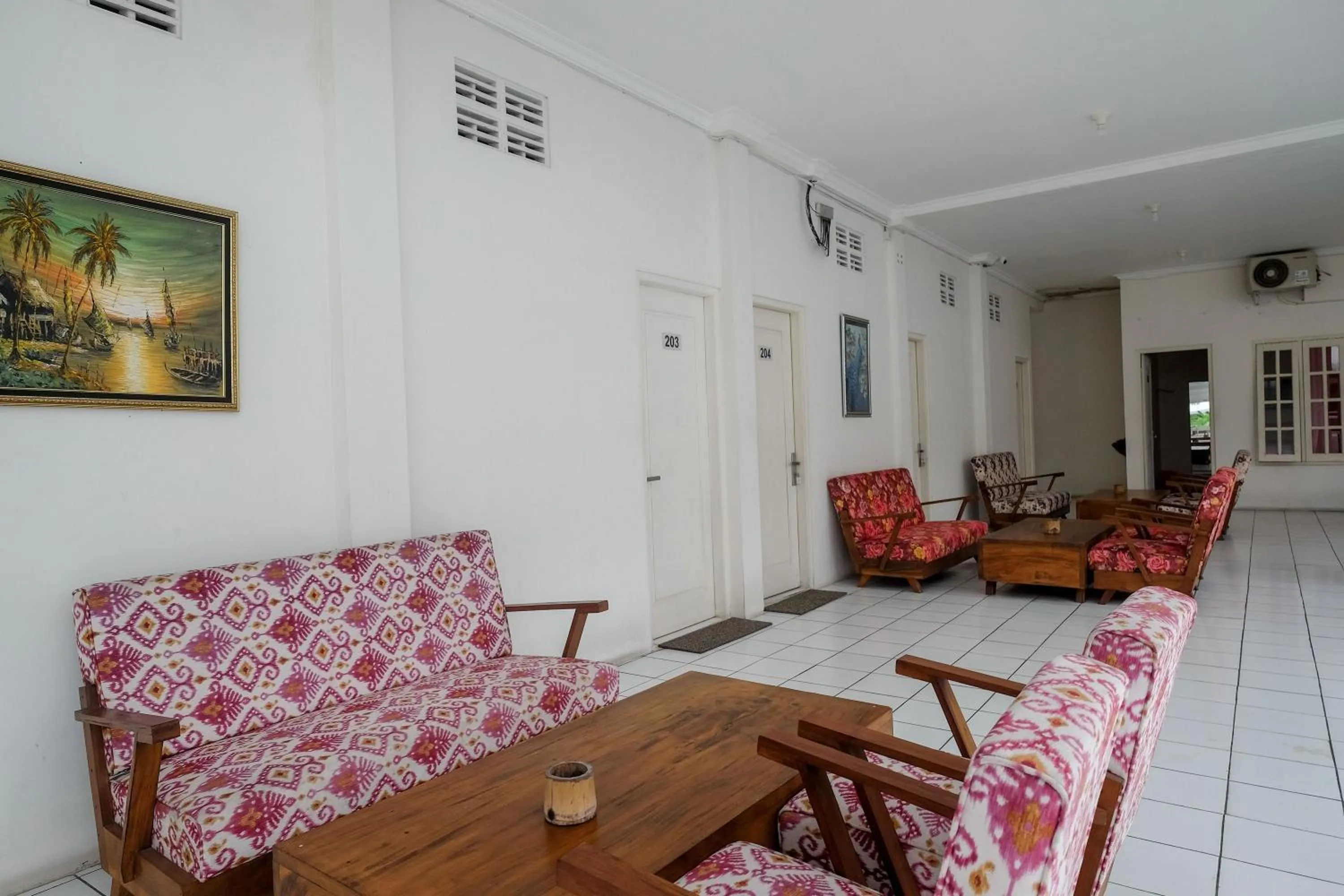 Living room in RedDoorz Plus near UMS Solo