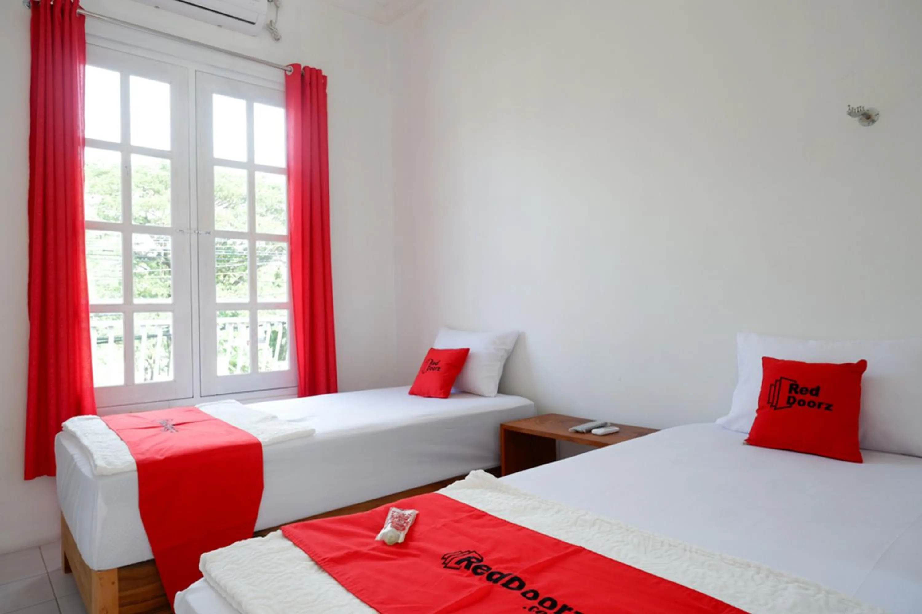 Bedroom, Bed in RedDoorz Plus near UMS Solo