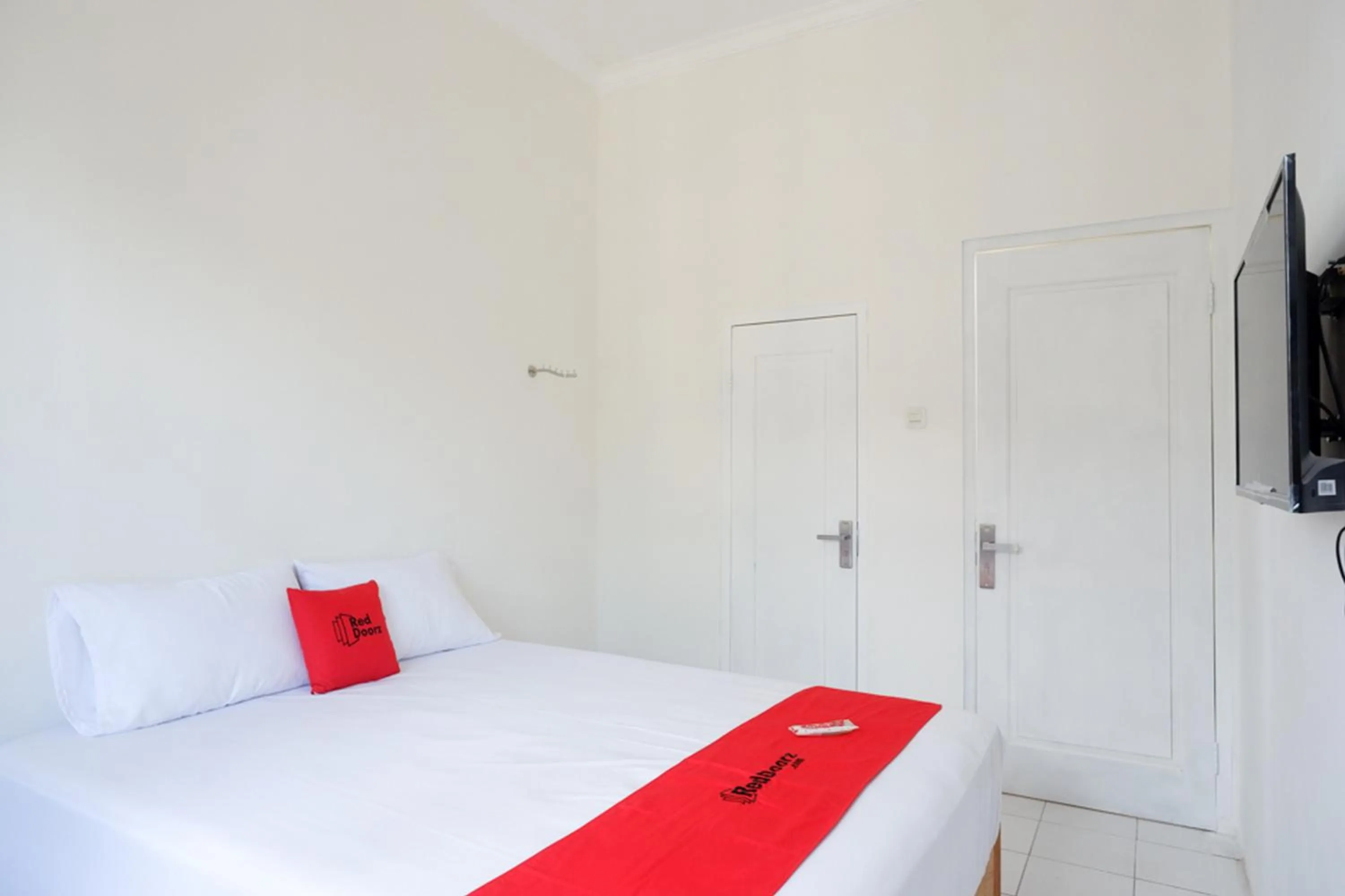 Bedroom, Bed in RedDoorz Plus near UMS Solo