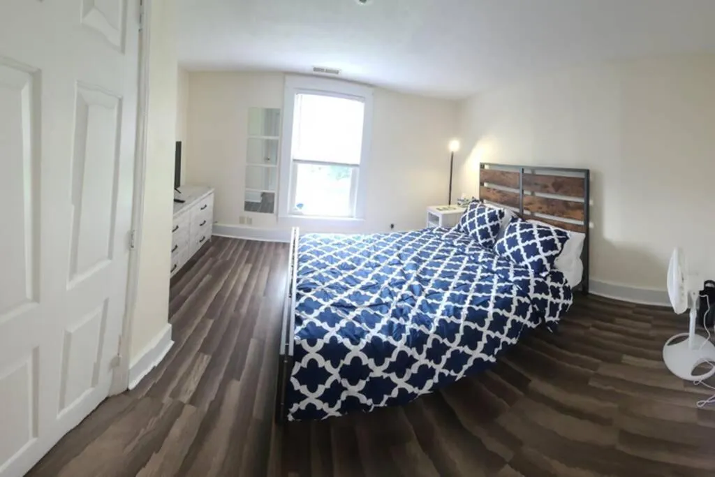 Bed in The Dragon's Den 5 bedroom house 1 mile to Main St