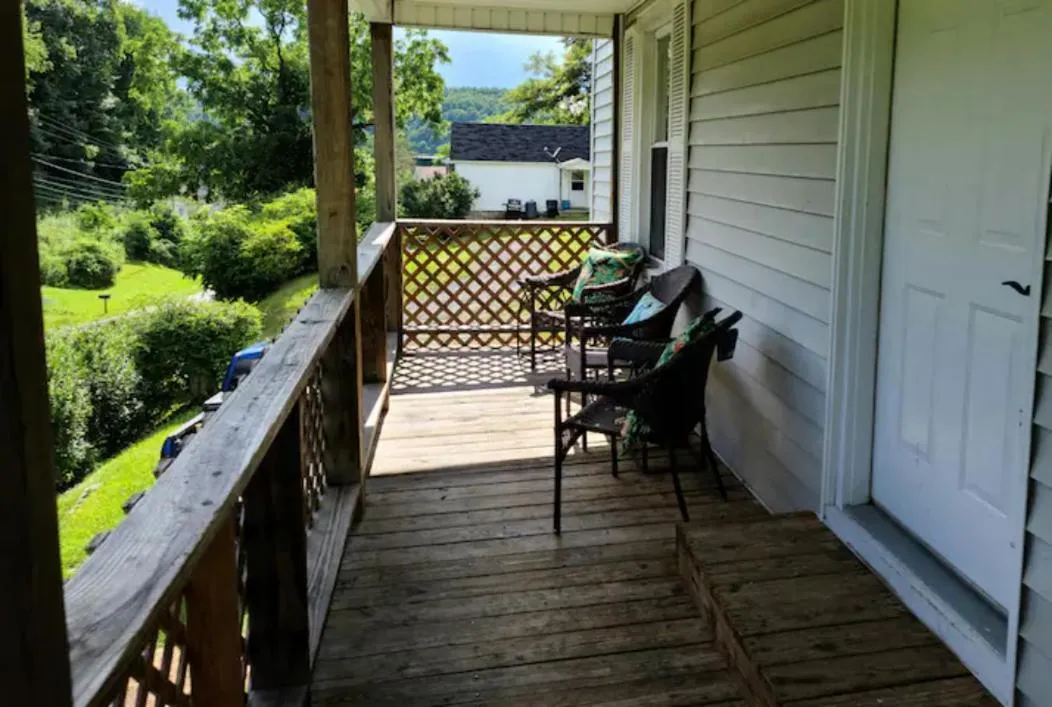 Seating area in The Dragon's Den 5 bedroom house 1 mile to Main St