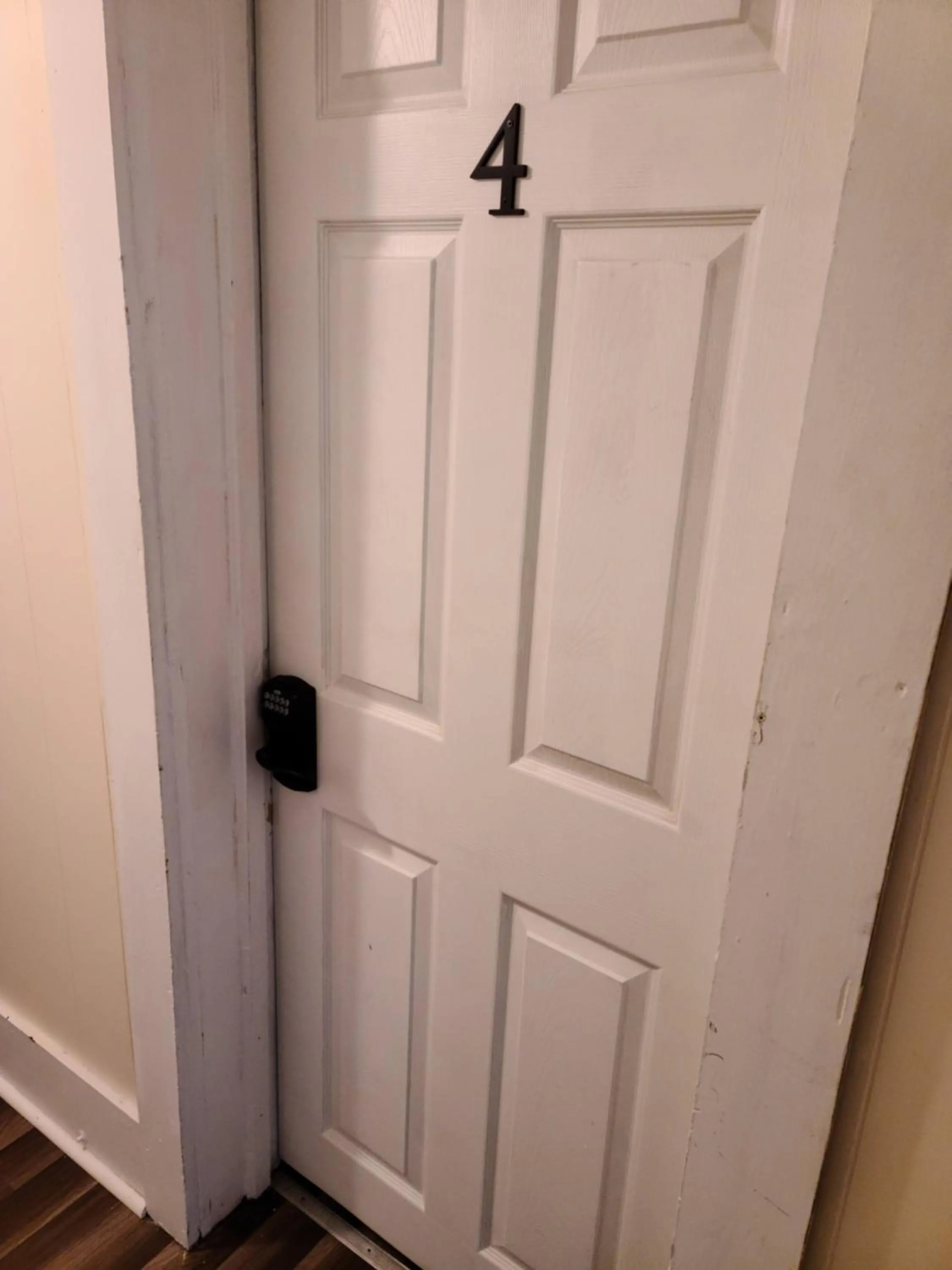 The Dragon's Den 5 bedroom house 1 mile to Main St