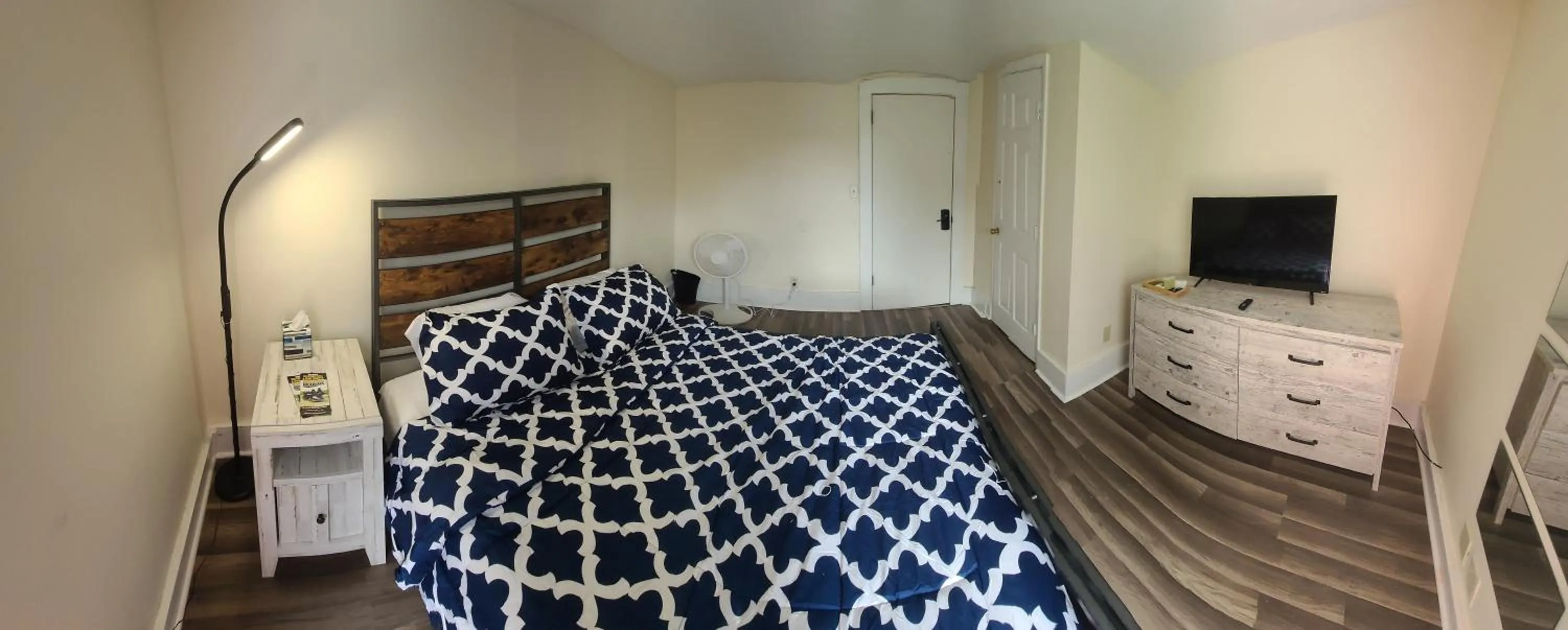 Bed in The Dragon's Den 5 bedroom house 1 mile to Main St