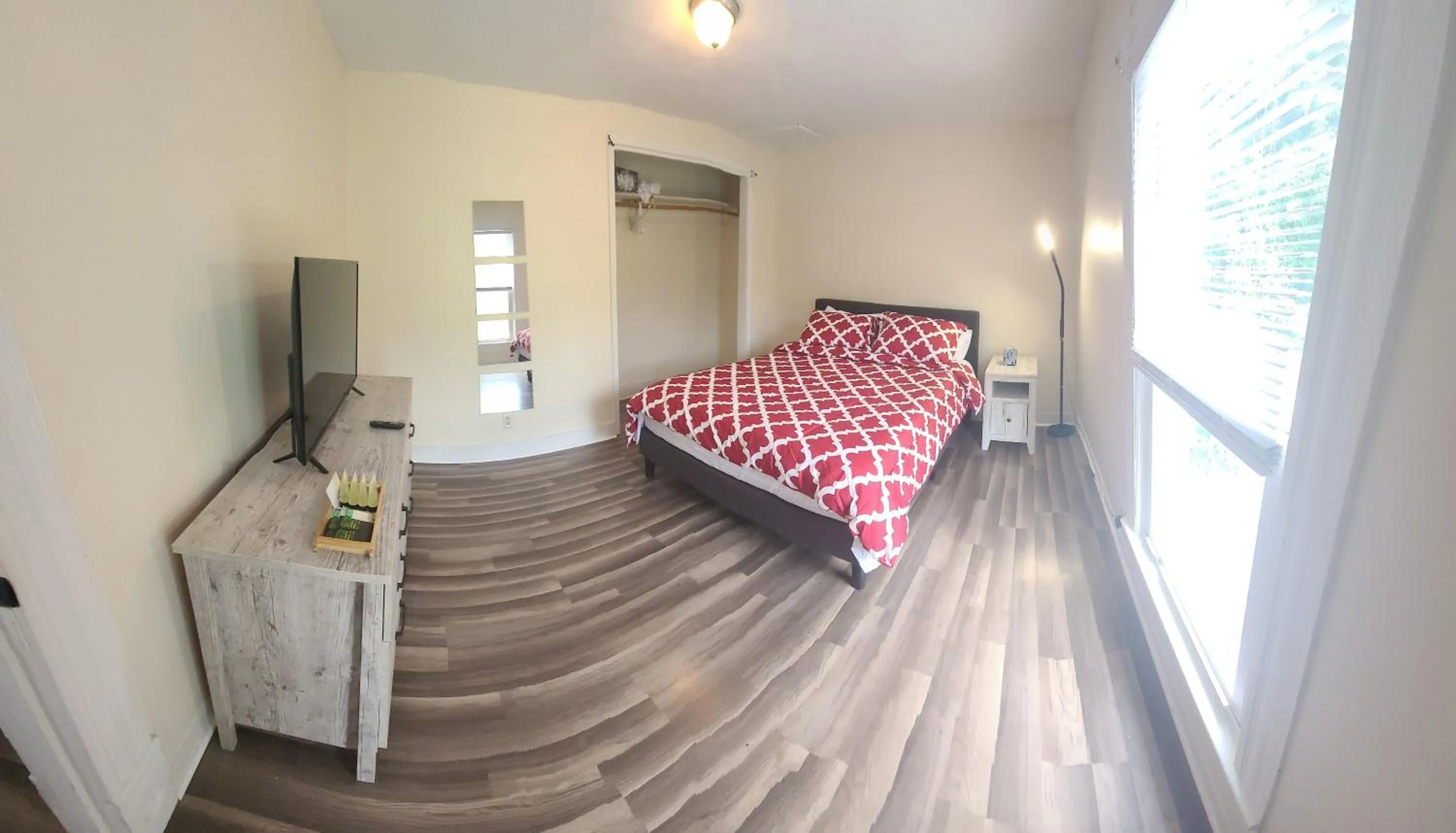 Bed in The Dragon's Den 5 bedroom house 1 mile to Main St