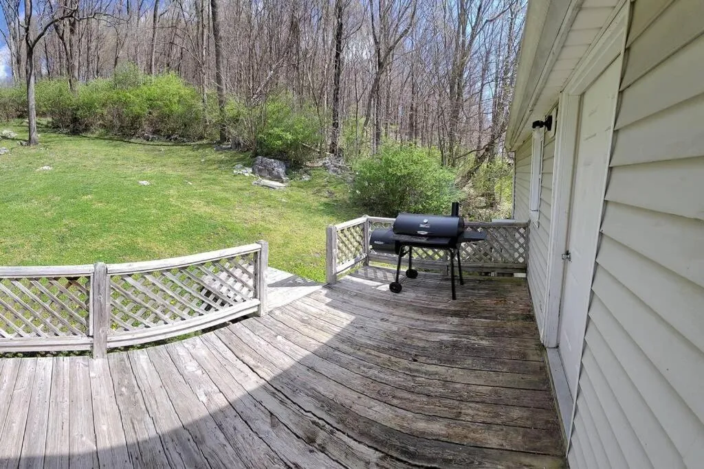 The Dragon's Den 5 bedroom house 1 mile to Main St