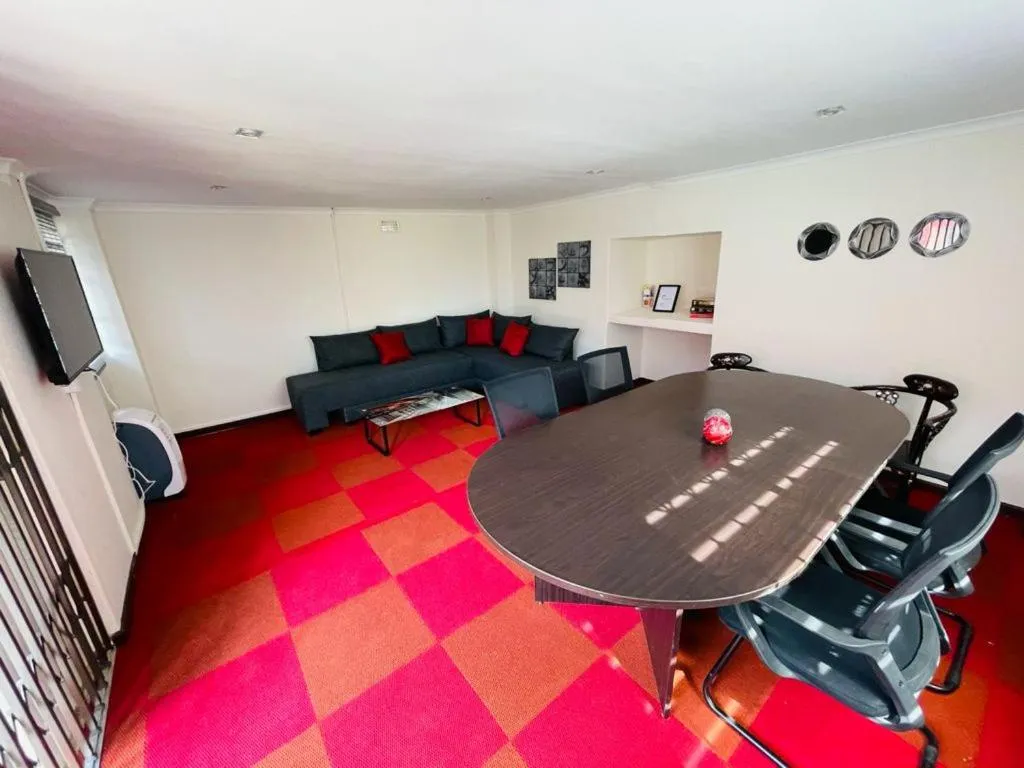 Communal lounge/ TV room in Ithonsi Guesthouse