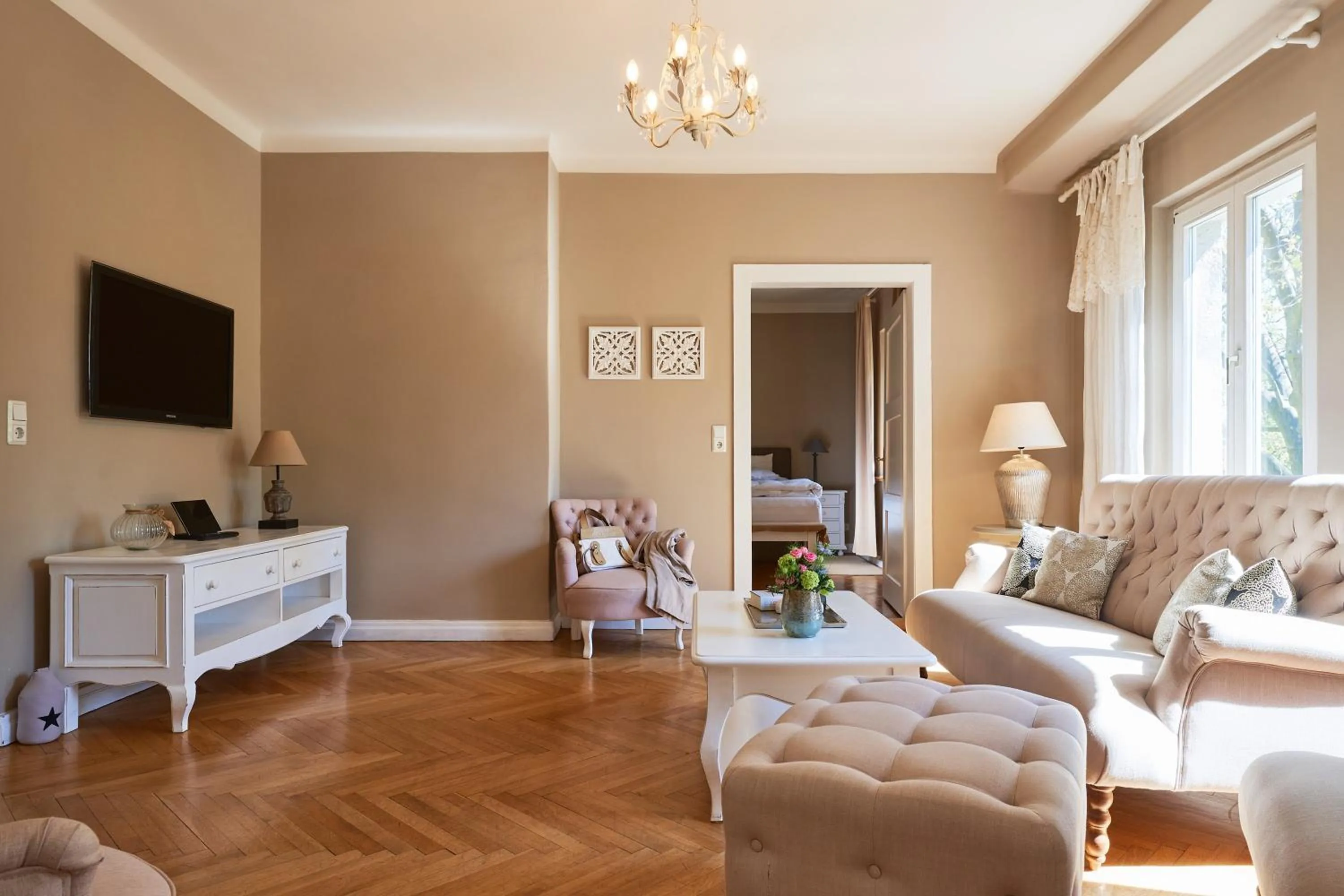 Communal lounge/ TV room in Romantik Hotel am Brühl