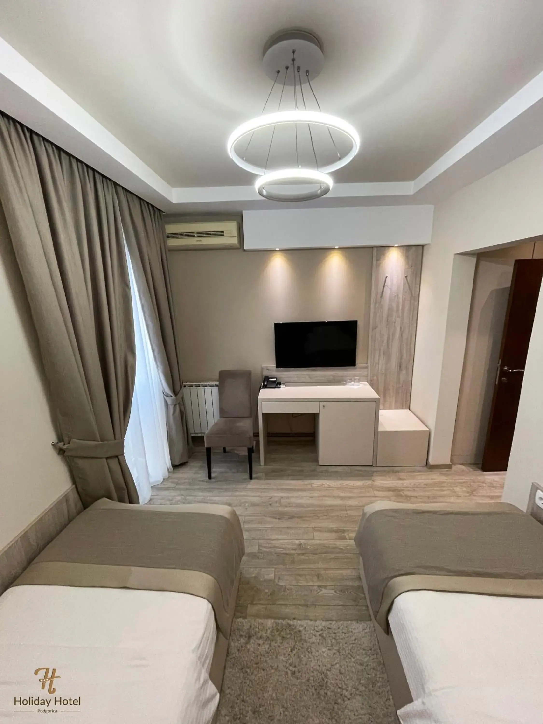 Twin Room in Hotel Holiday Twin Room in Hotel Holiday