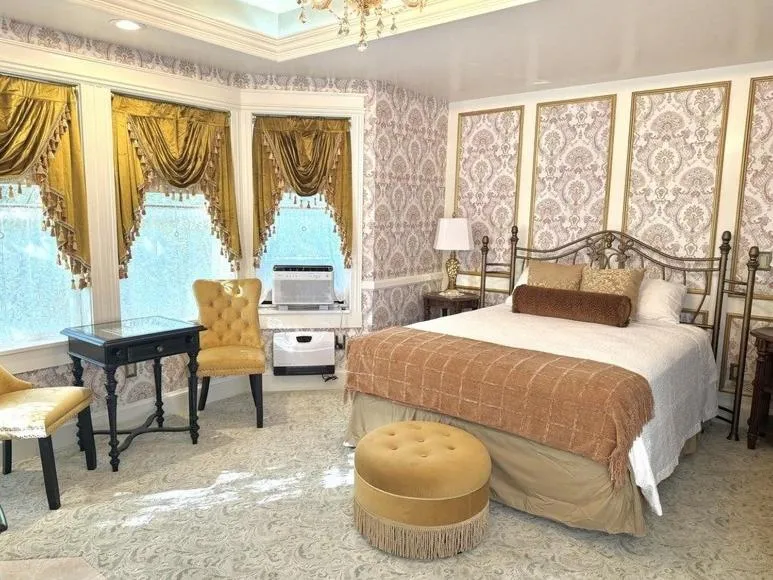 Bed in Heber Senator Bed and Breakfast