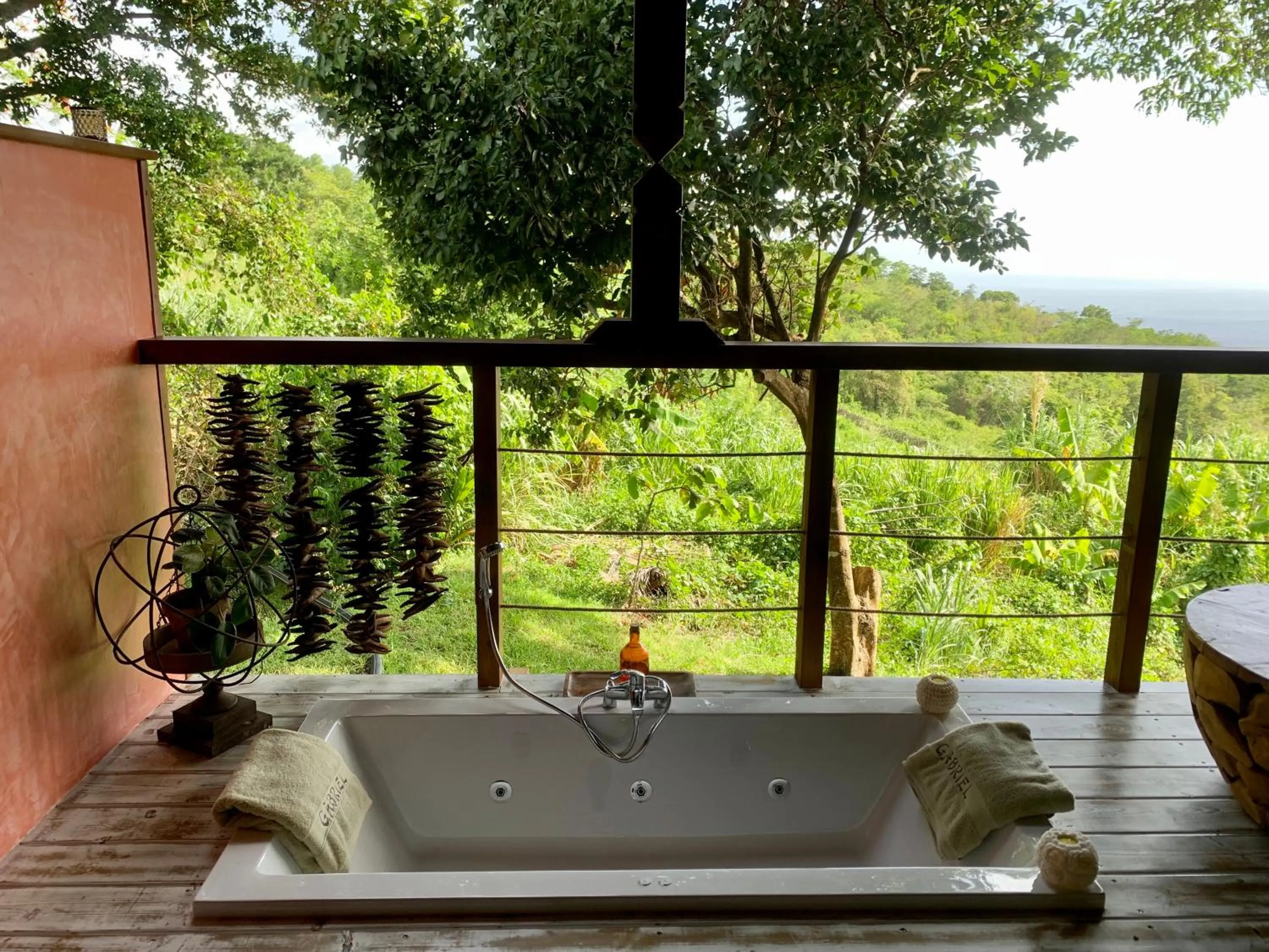 Hot Tub in TropicAngel ECOLODGE de Charme