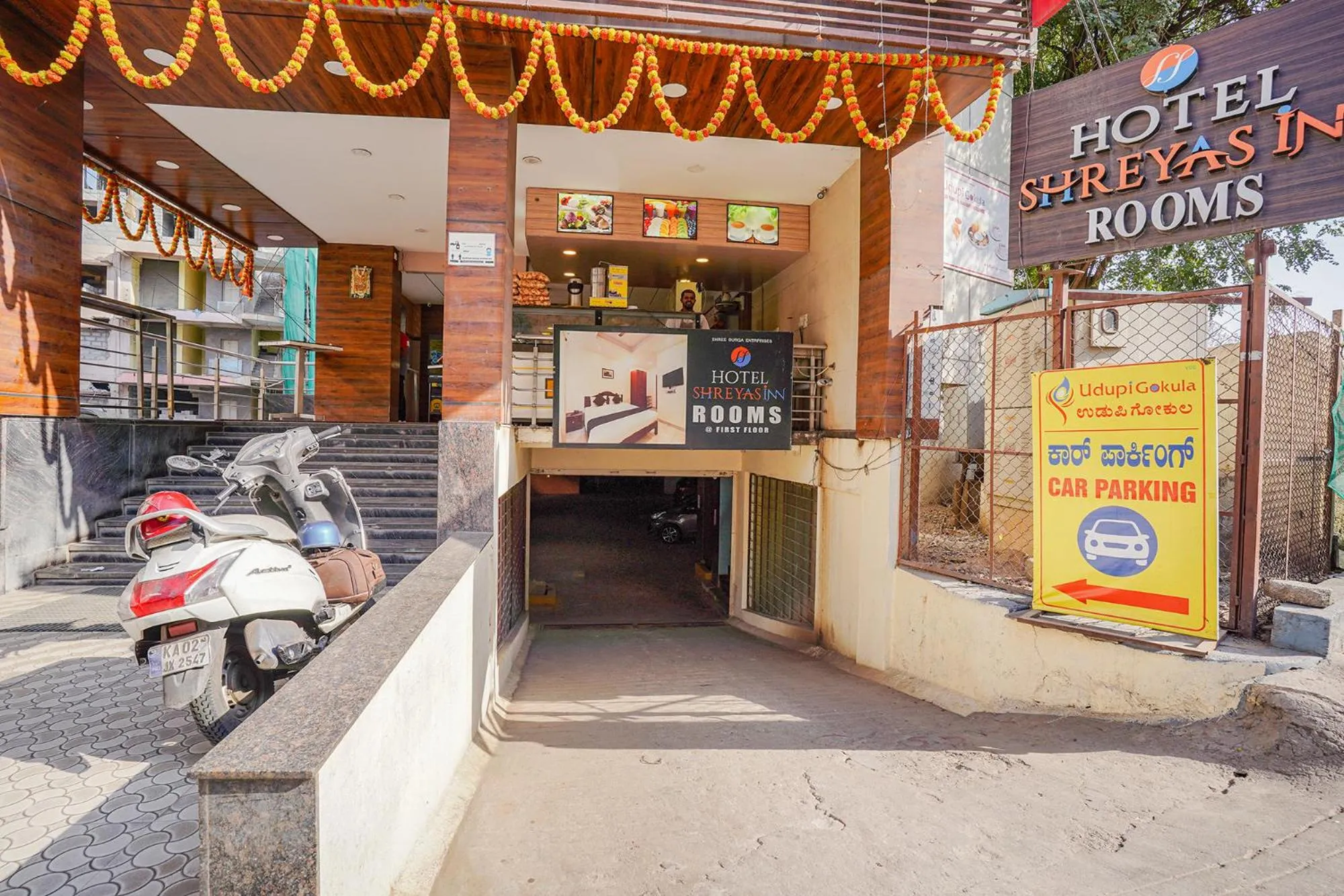 Facade/entrance in Via Shreyas Inn