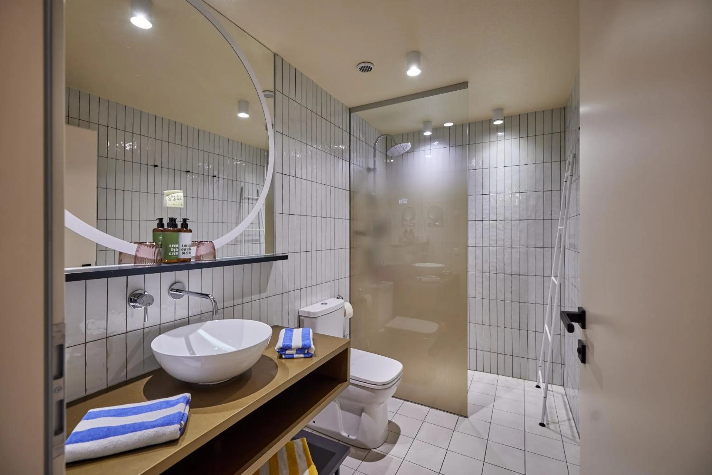 Photo of the whole room in EdeR FriDa - Tuttiii KomPletti ALL inKlusiv