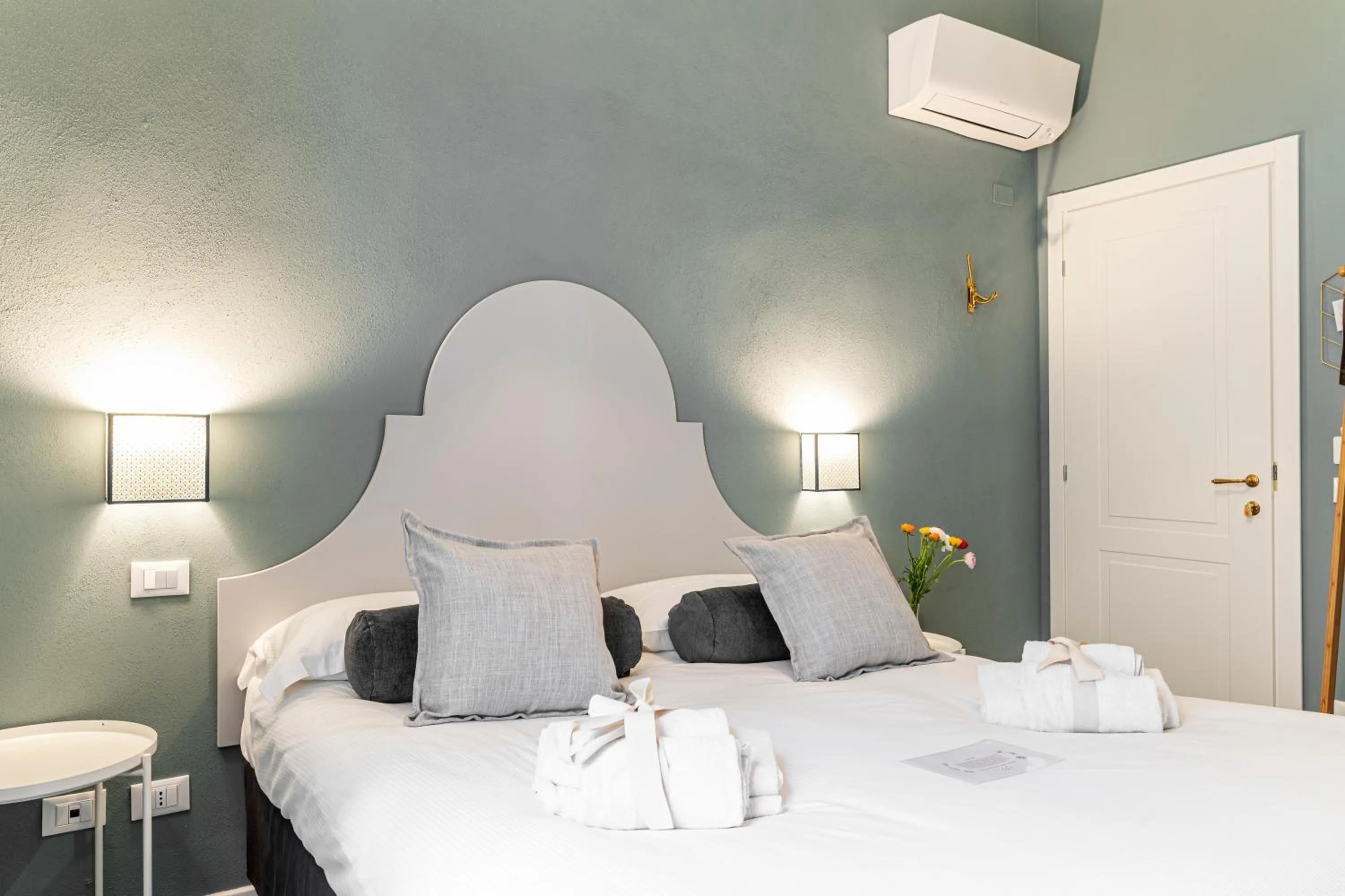 Photo of the whole room, Bed in La Lu cozy rooms 2