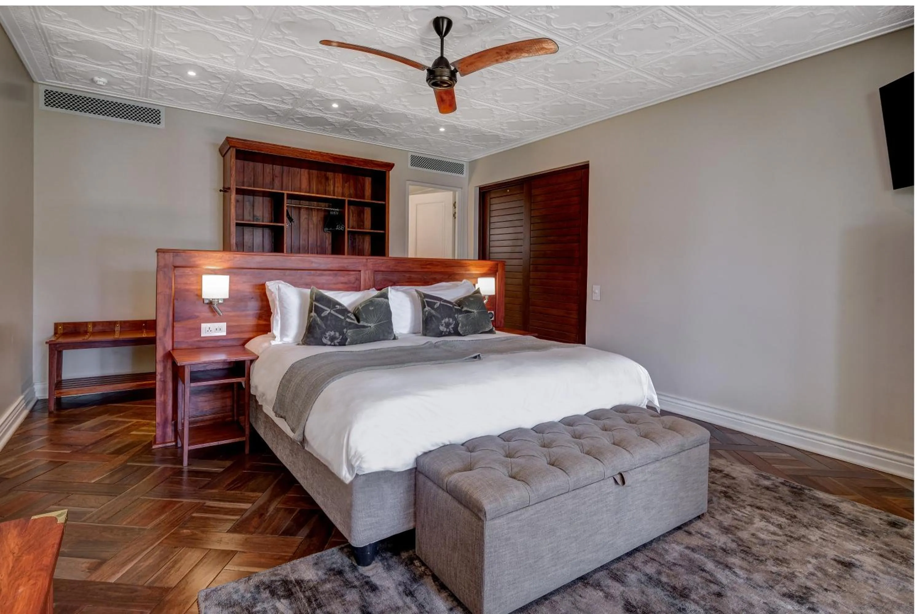 Bedroom, Bed in Palm River Hotel