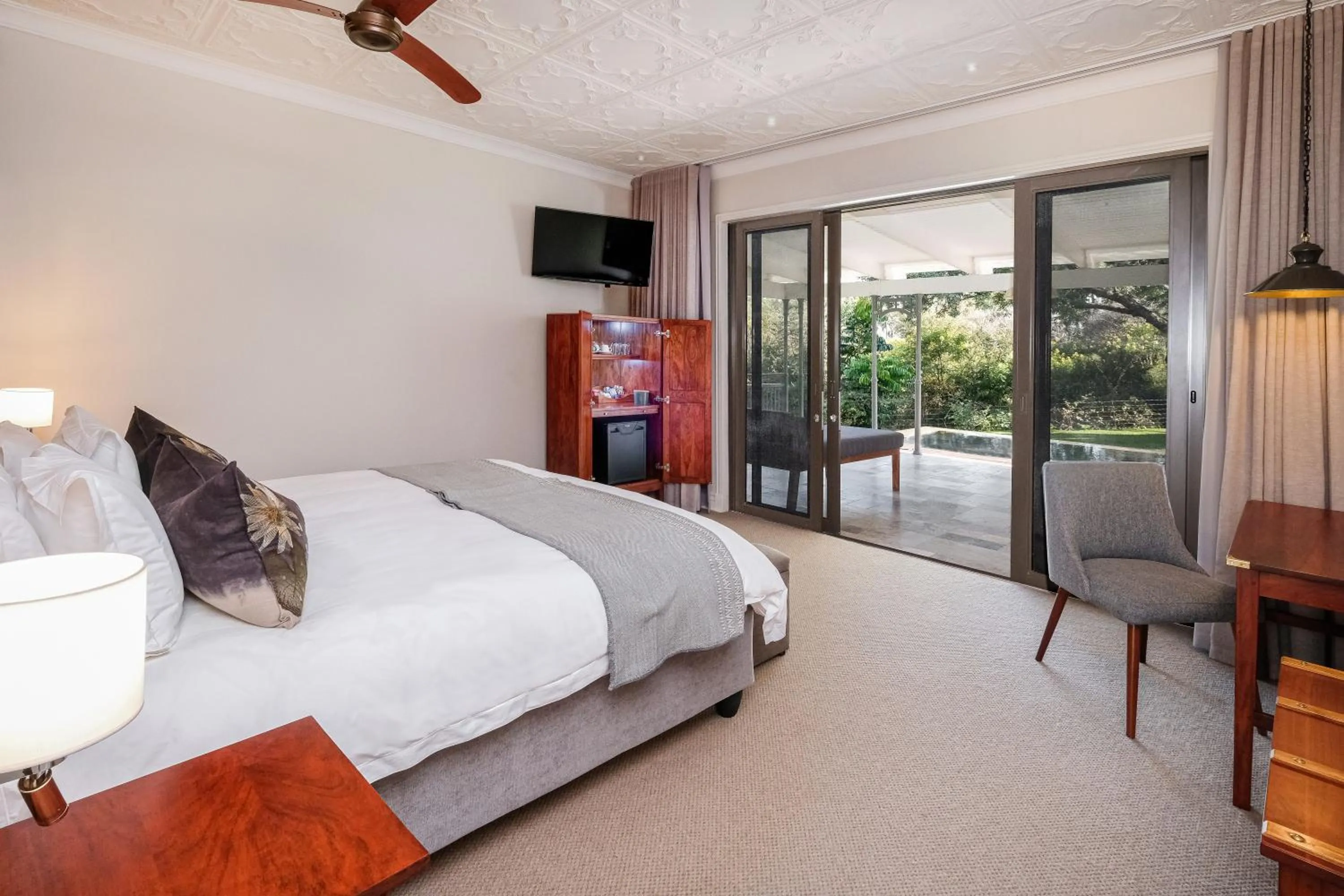 Bedroom, Bed in Palm River Hotel