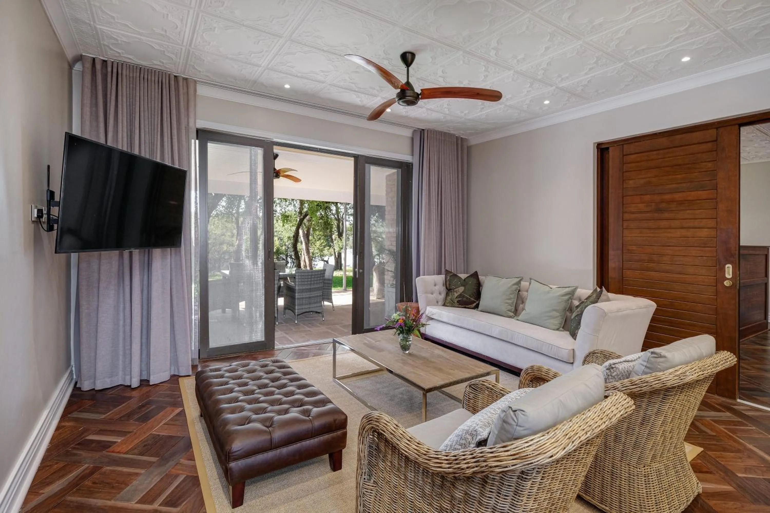 Living room in Palm River Hotel