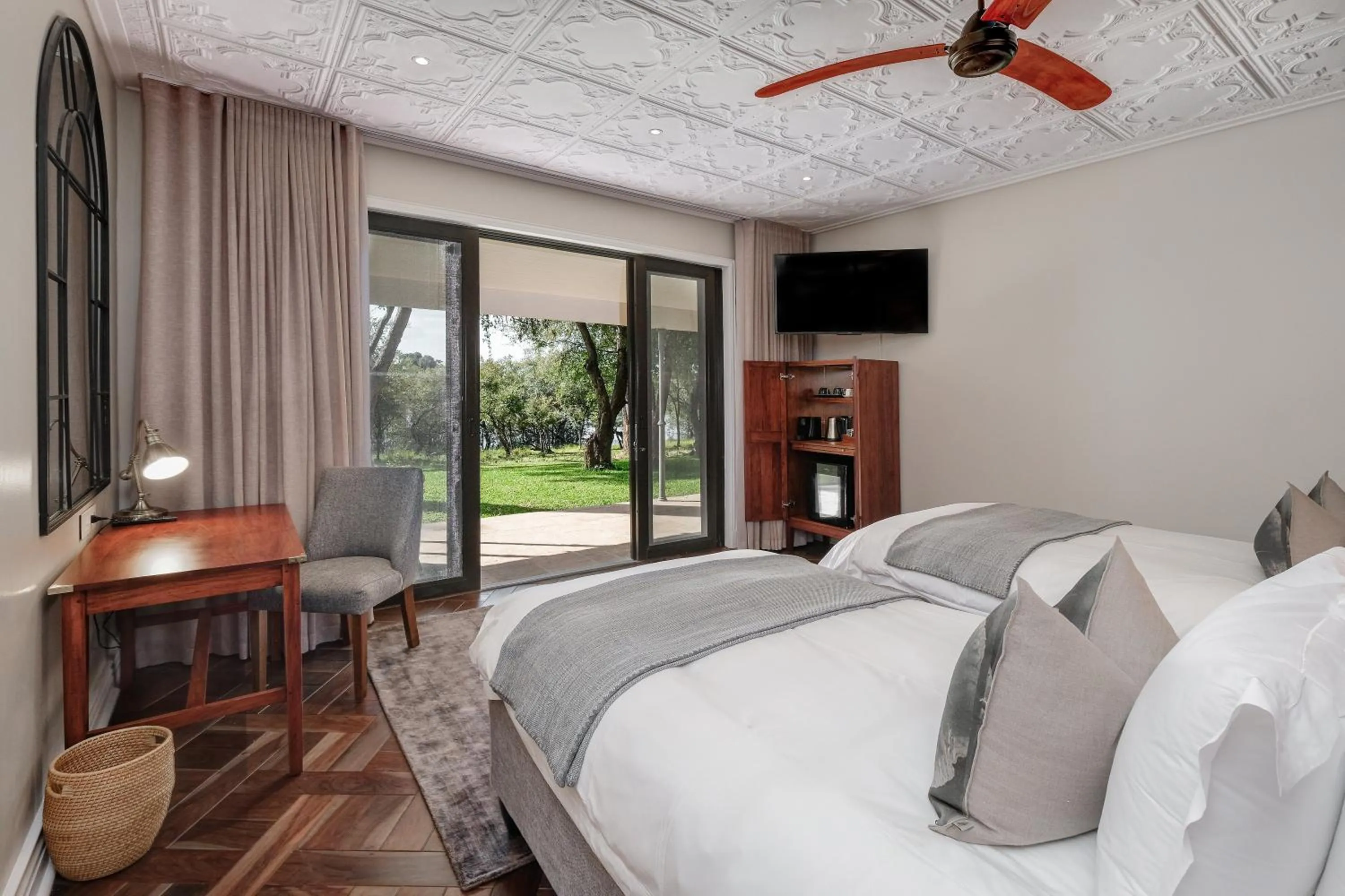 Bedroom, Bed in Palm River Hotel