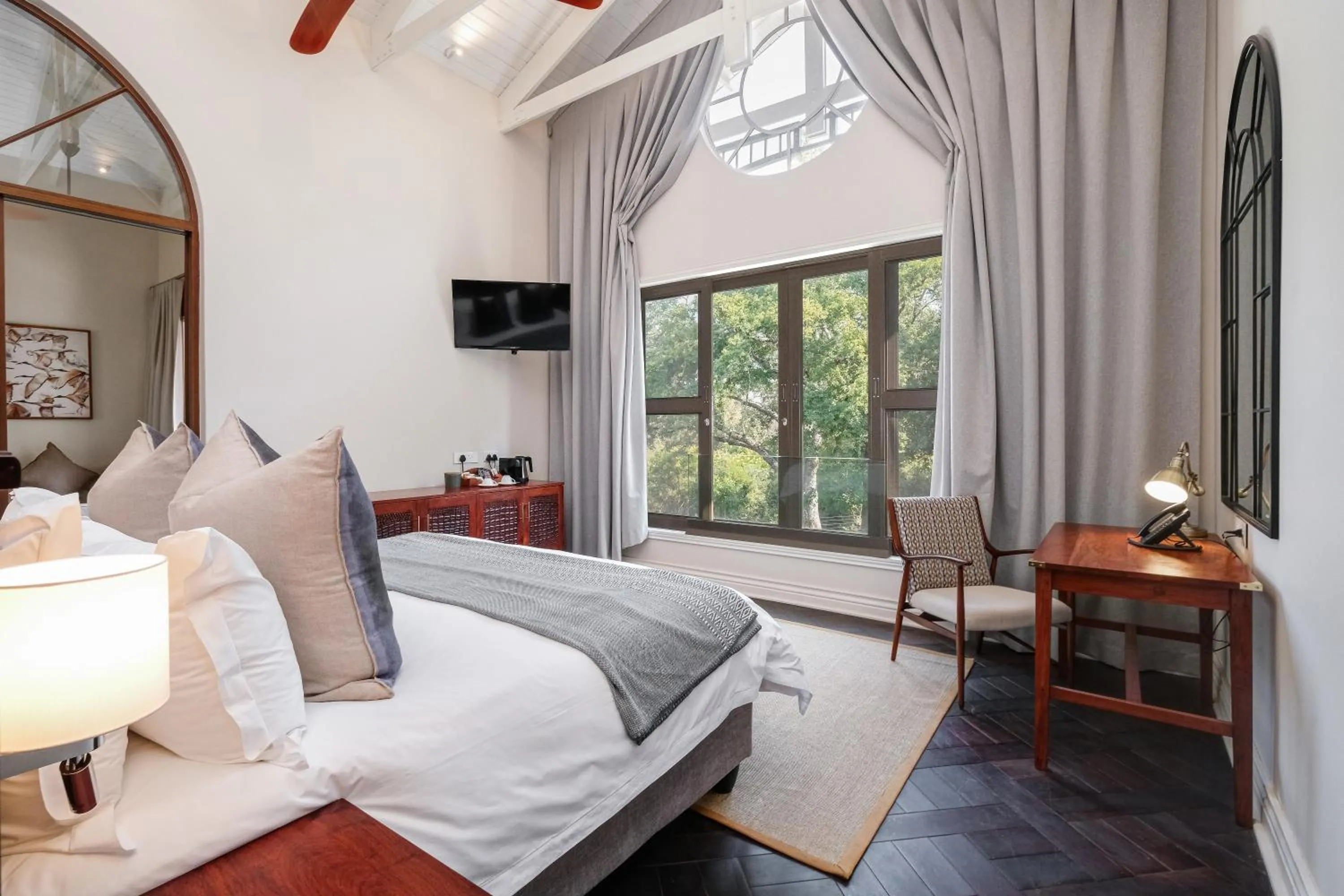 Bedroom, Bed in Palm River Hotel