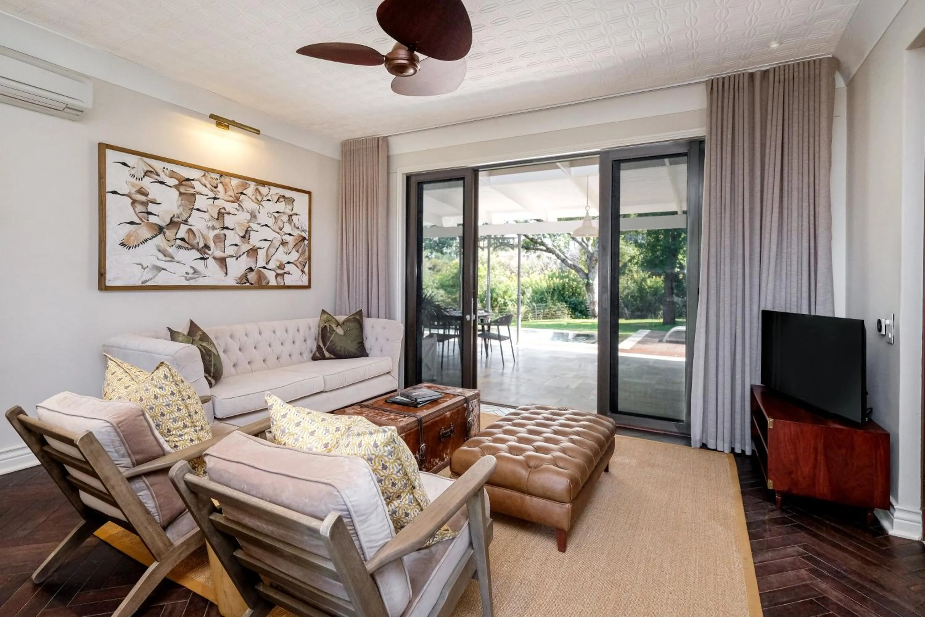 Living room in Palm River Hotel