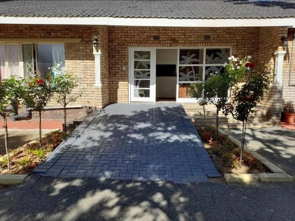 Facade/entrance in Palms Lodge