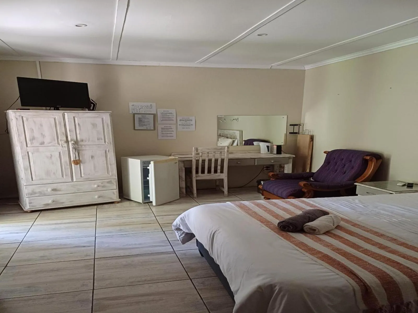 Photo of the whole room, Bed in Palms Lodge