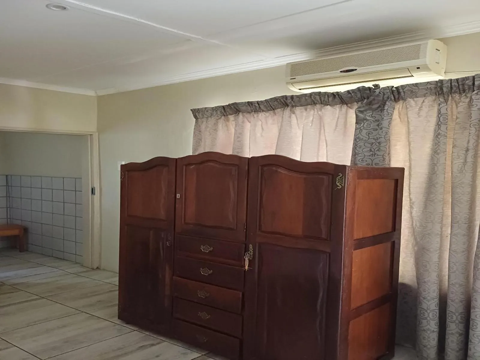 Photo of the whole room in Palms Lodge