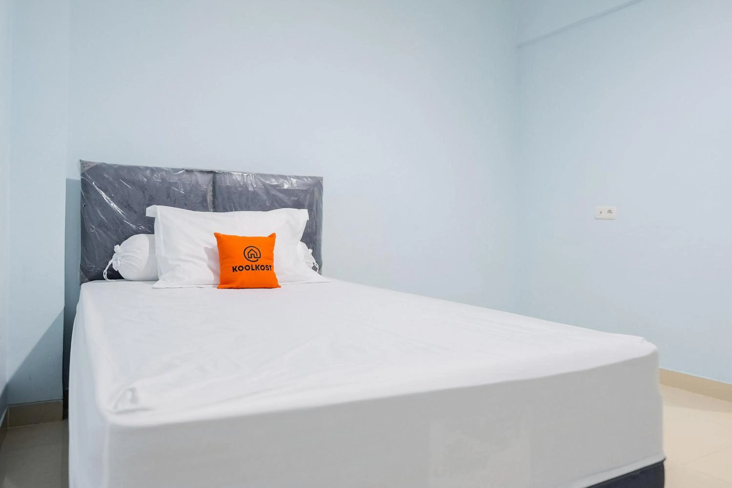 Bedroom, Bed in KoolKost Syariah near Green Pramuka Square Mall - Minimal Stay 6 Nights