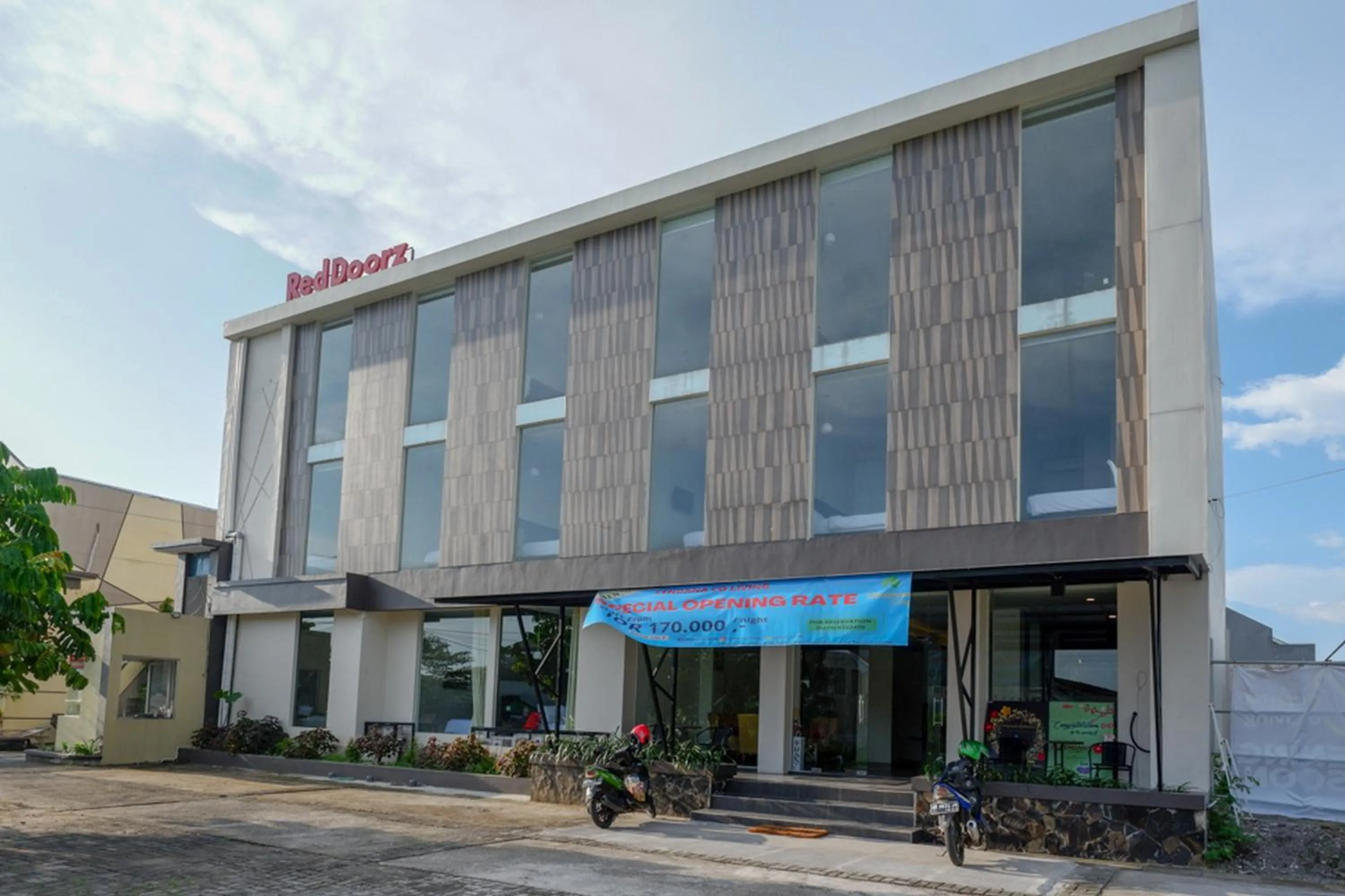 Property building in RedDoorz Plus near Solo Baru
