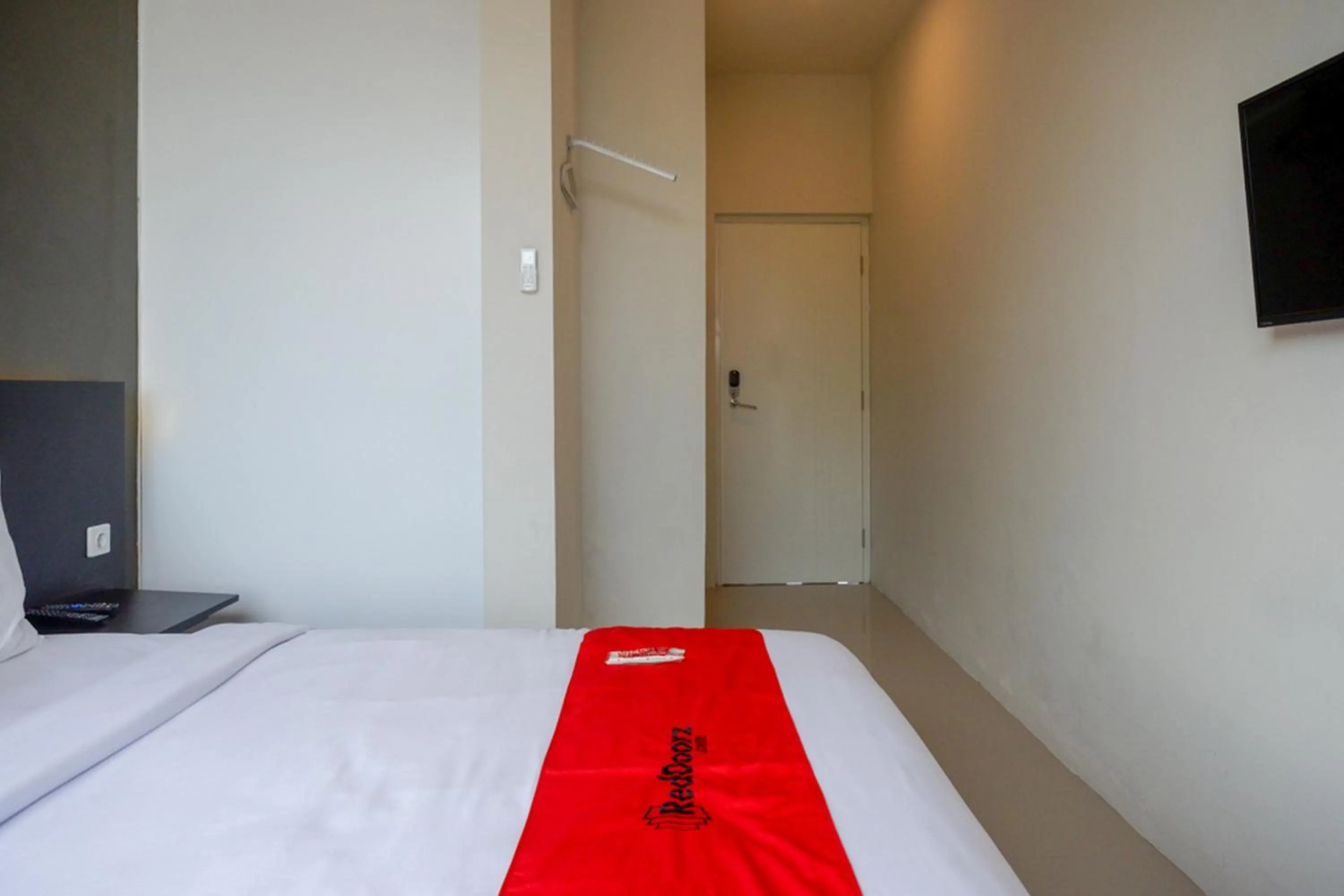 Bedroom, Bed in RedDoorz Plus near Solo Baru