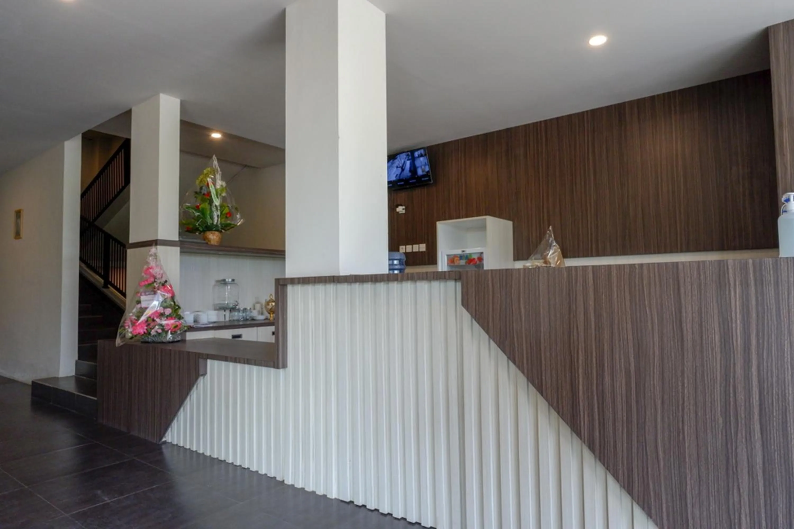 Lobby or reception in RedDoorz Plus near Solo Baru