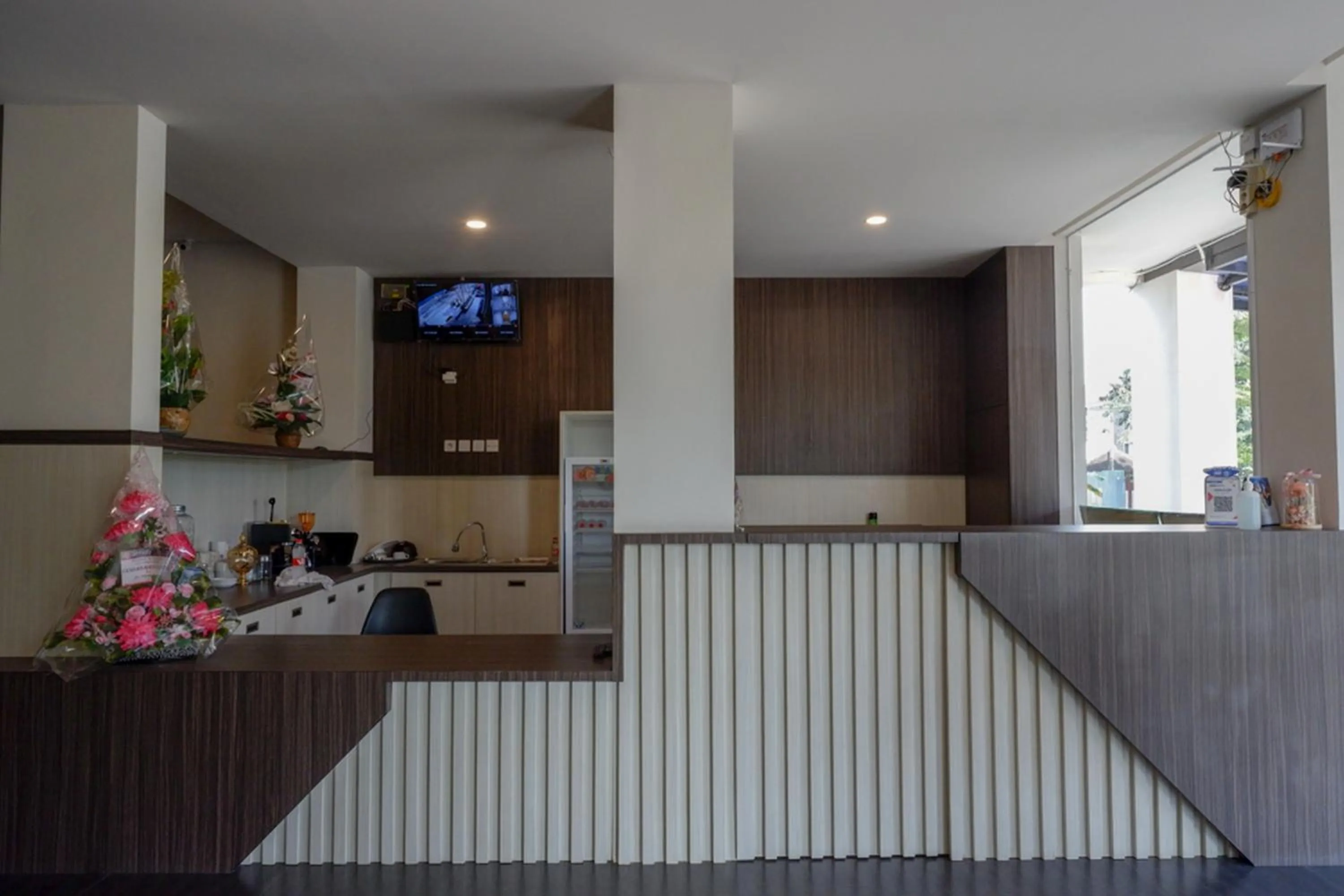 Lobby or reception in RedDoorz Plus near Solo Baru