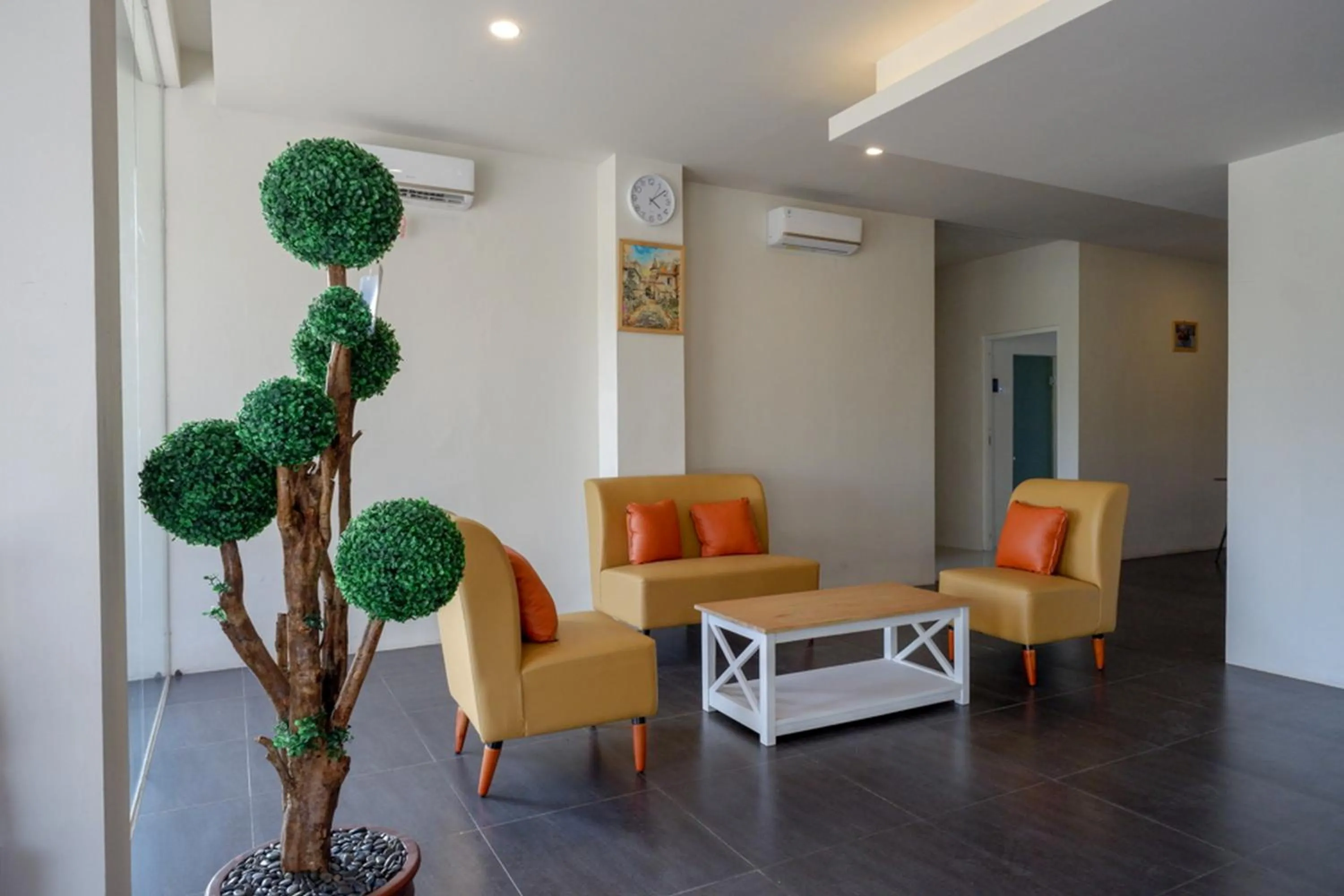 Seating area in RedDoorz Plus near Solo Baru