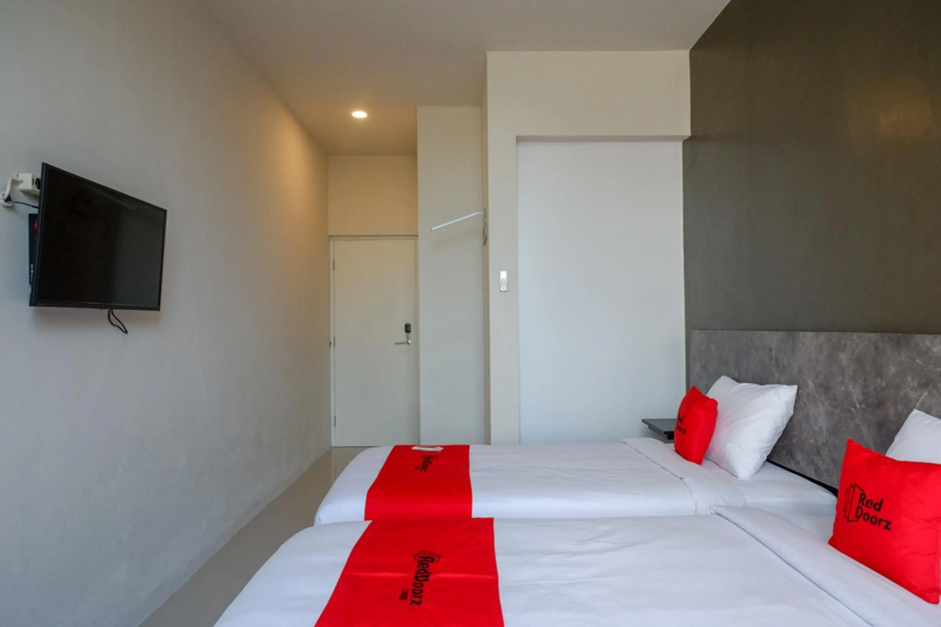 Bedroom, Bed in RedDoorz Plus near Solo Baru
