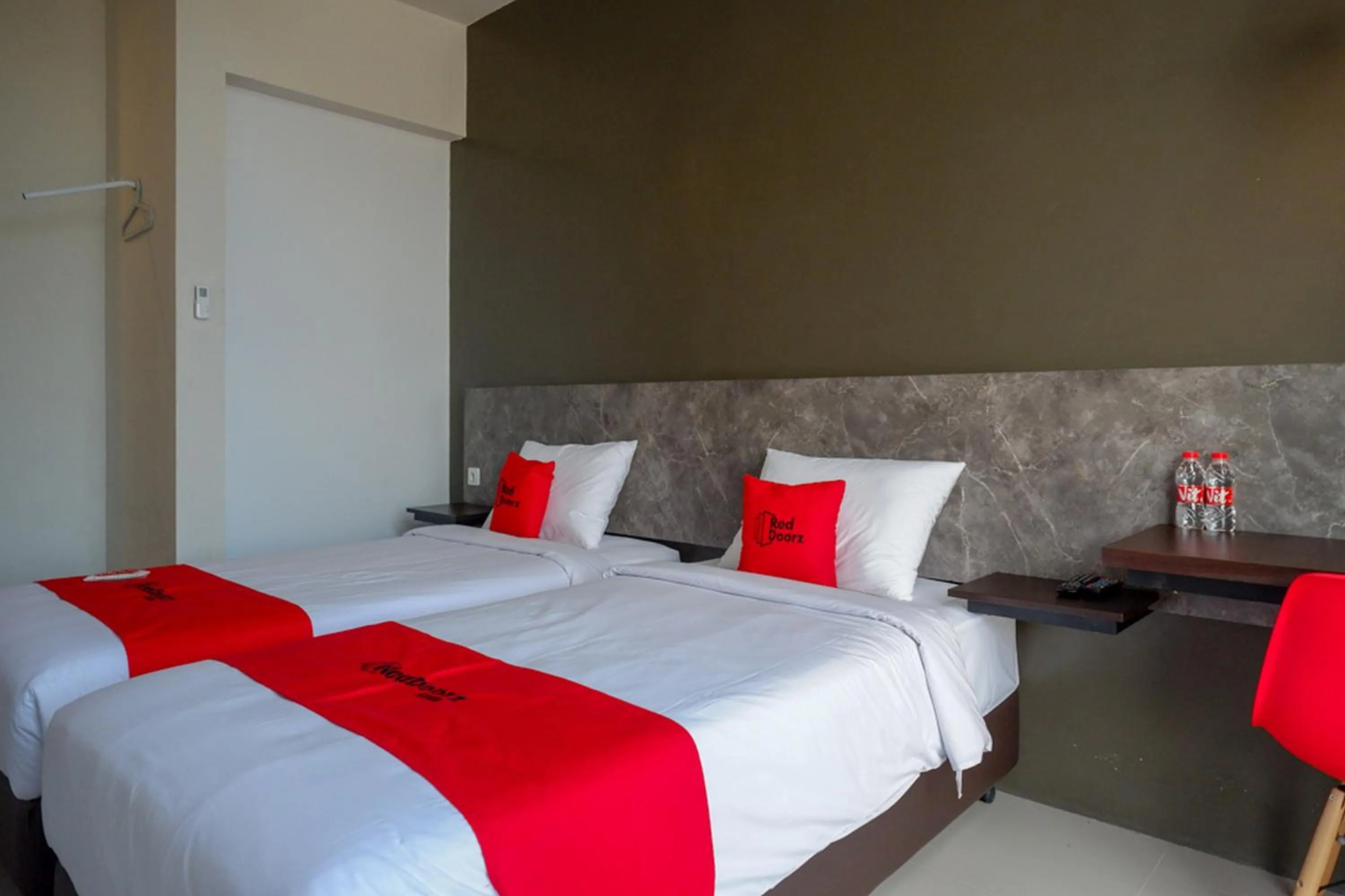 Bedroom, Bed in RedDoorz Plus near Solo Baru