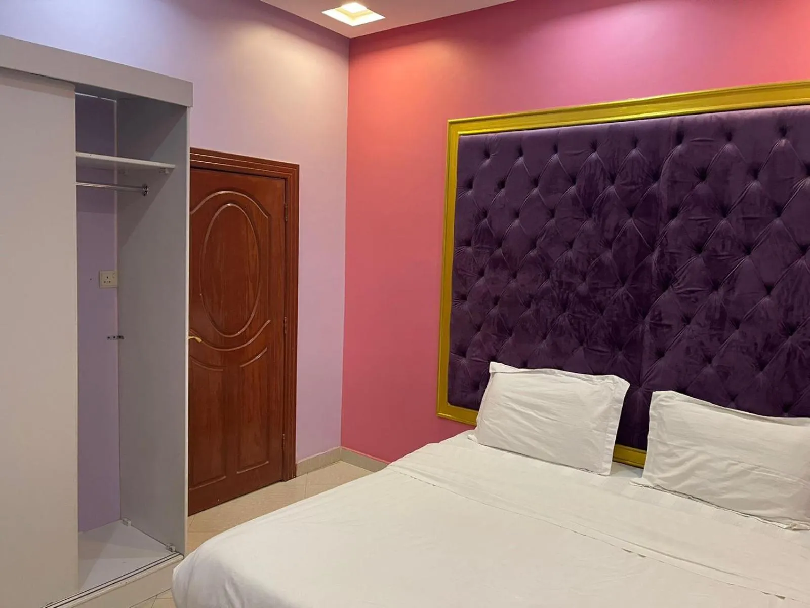 Photo of the whole room, Bed in Golden Quba 1